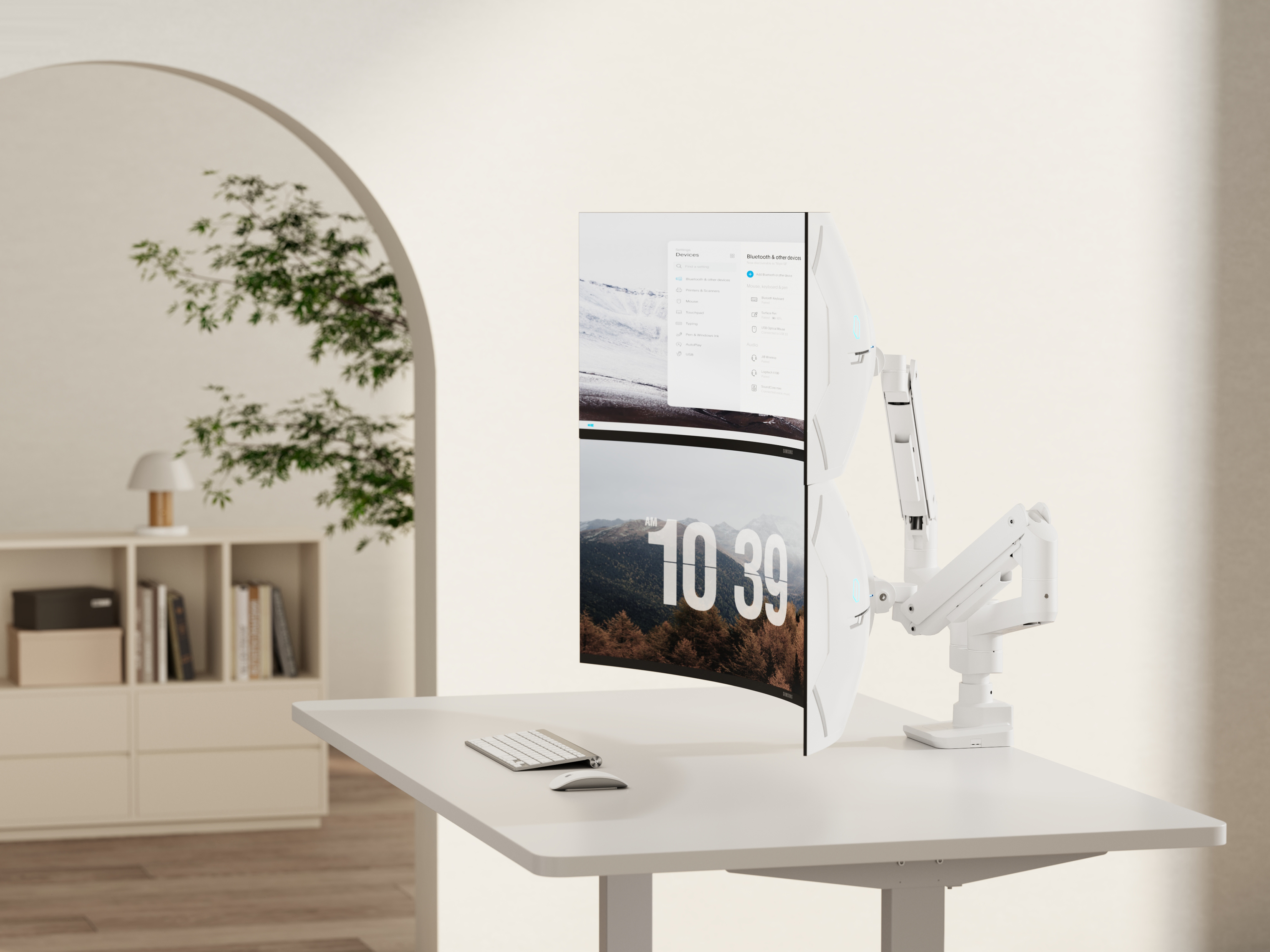Twee monitoren op een wit bureau met een witte arm. Het bureau staat in een kamer met een raam en een plant.