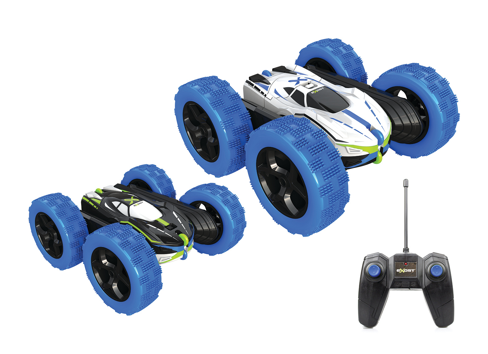 Dos coches de juguete, uno negro y otro blanco, con ruedas azules y un mando a distancia en primer plano.