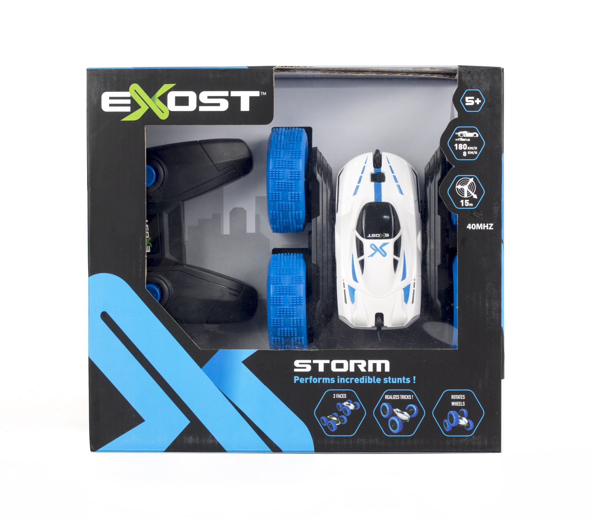 Un coche de juguete en una caja. El coche es blanco con detalles azules y ruedas azules.