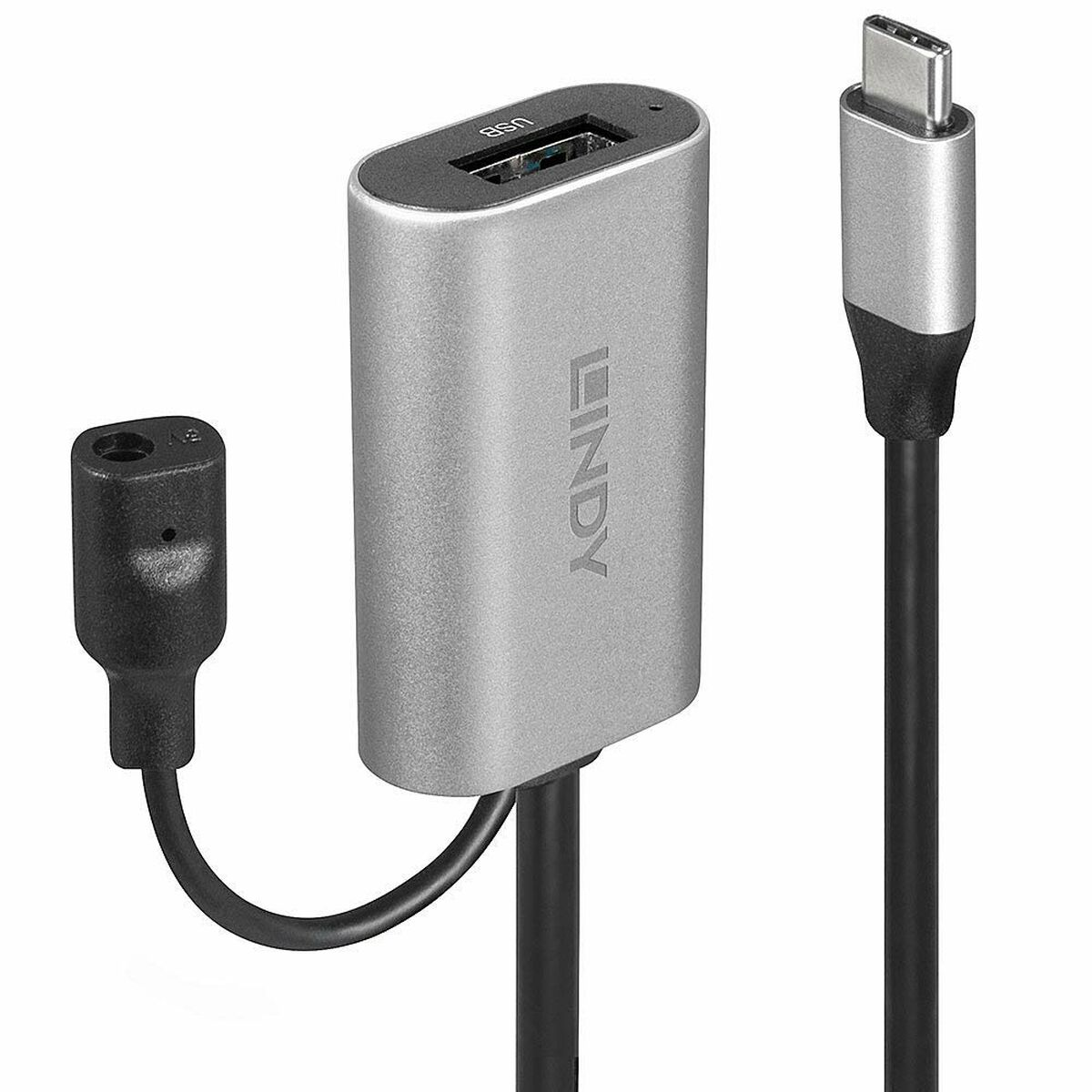 Silberner USB-C-Adapter mit schwarzem Kabel und schwarzer Audiobuchse. Weißer Hintergrund.