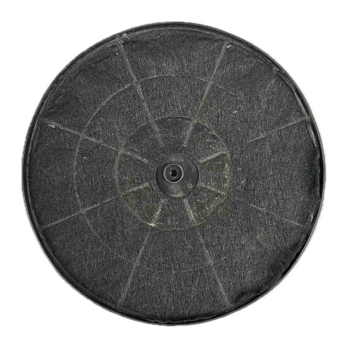 Runder, schwarzer Aktivkohlefilter mit Gittermuster. In der Mitte ein kleines, dunkelgraues Kunststoffteil.