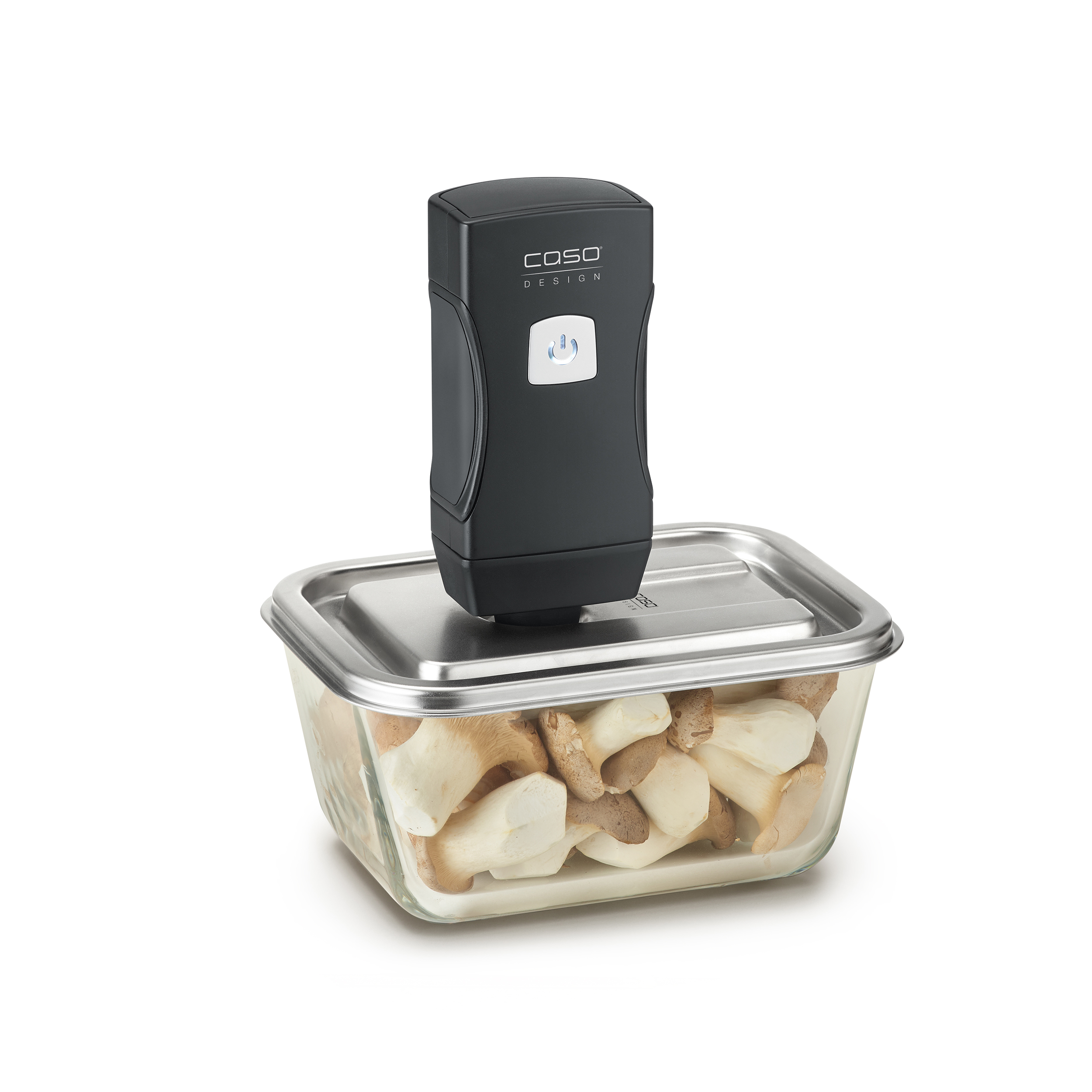 Vakuumiergerät auf einem Glasbehälter mit Essen. Weißer Hintergrund.