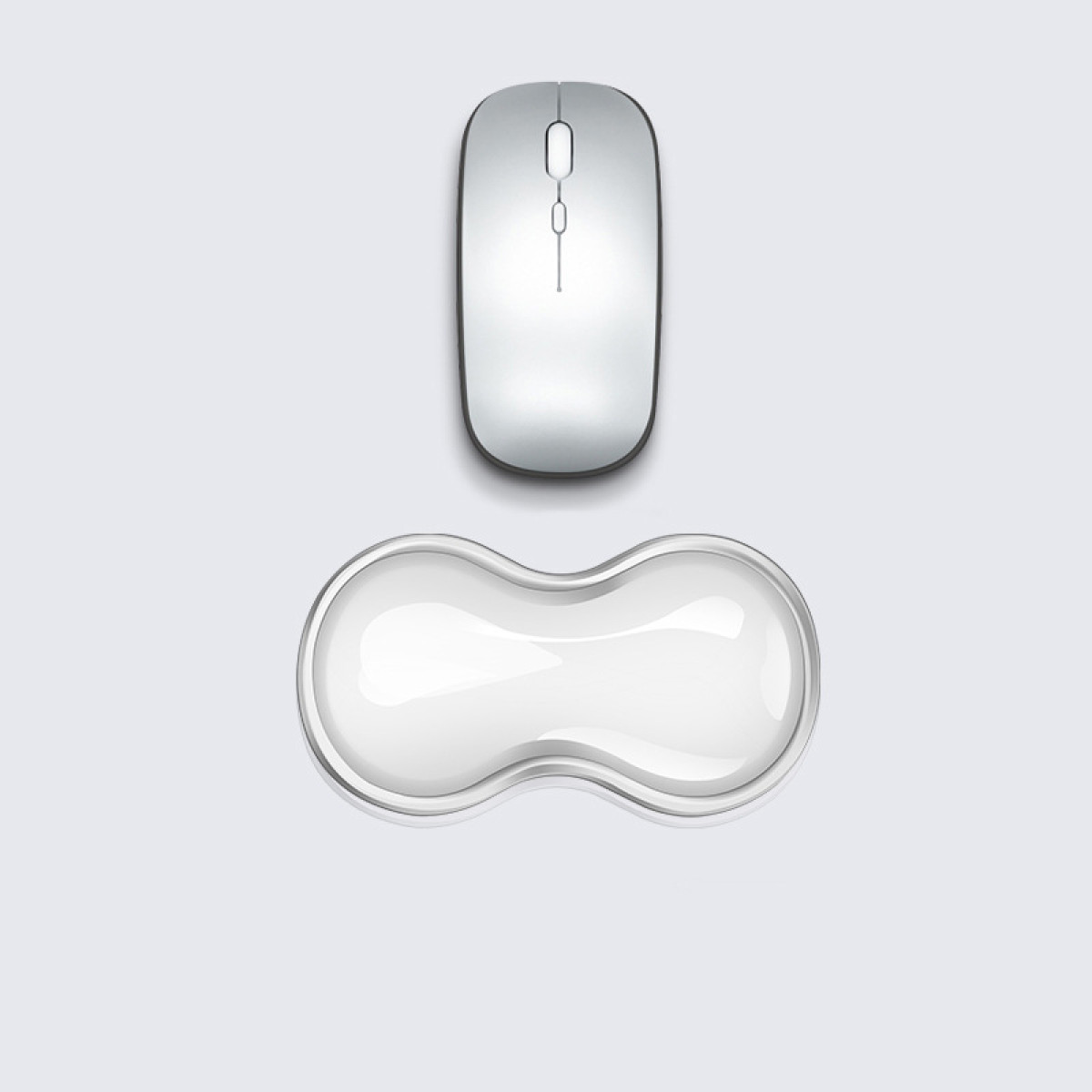 Un mouse per computer argentato sopra un poggiapolsi ergonomico bianco su una superficie grigio chiaro.