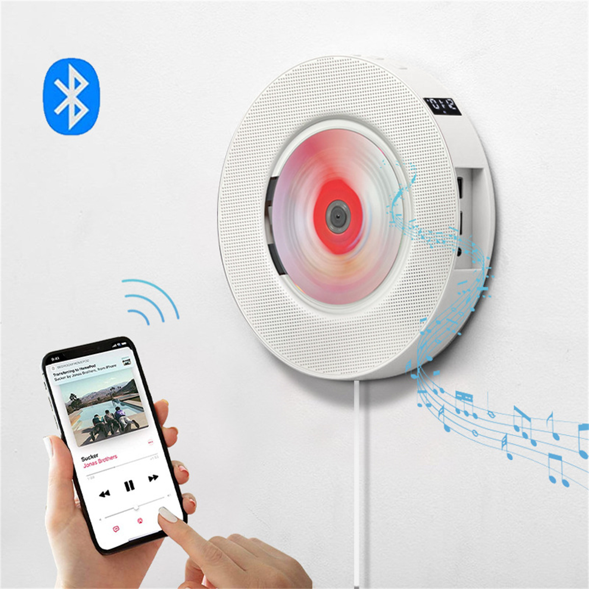 Eine Person benutzt ein Smartphone zur Steuerung eines an der Wand montierten CD-Players.