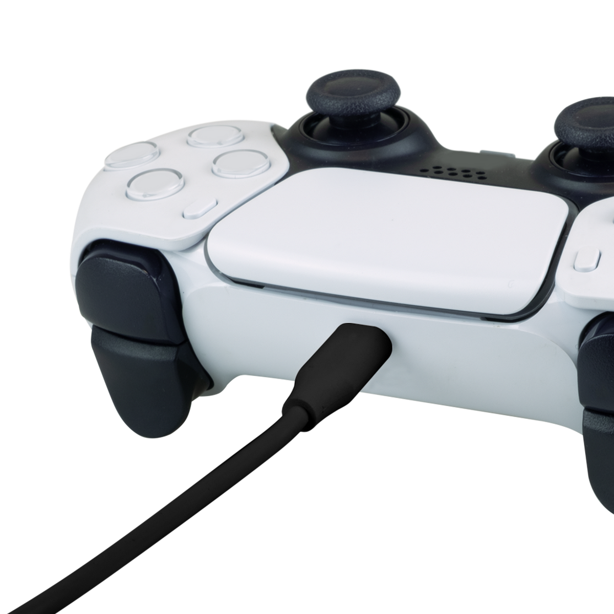 Un controller Playstation 5 bianco e nero con un cavo USB-C nero collegato.
