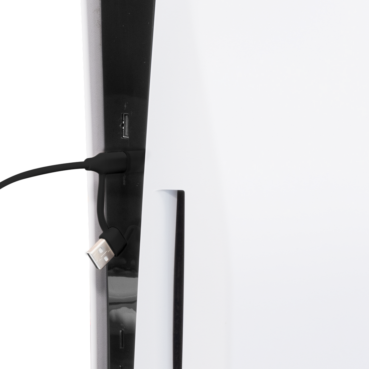 Una console di gioco bianca con un cavo USB nero collegato. La console è inclinata verso destra.