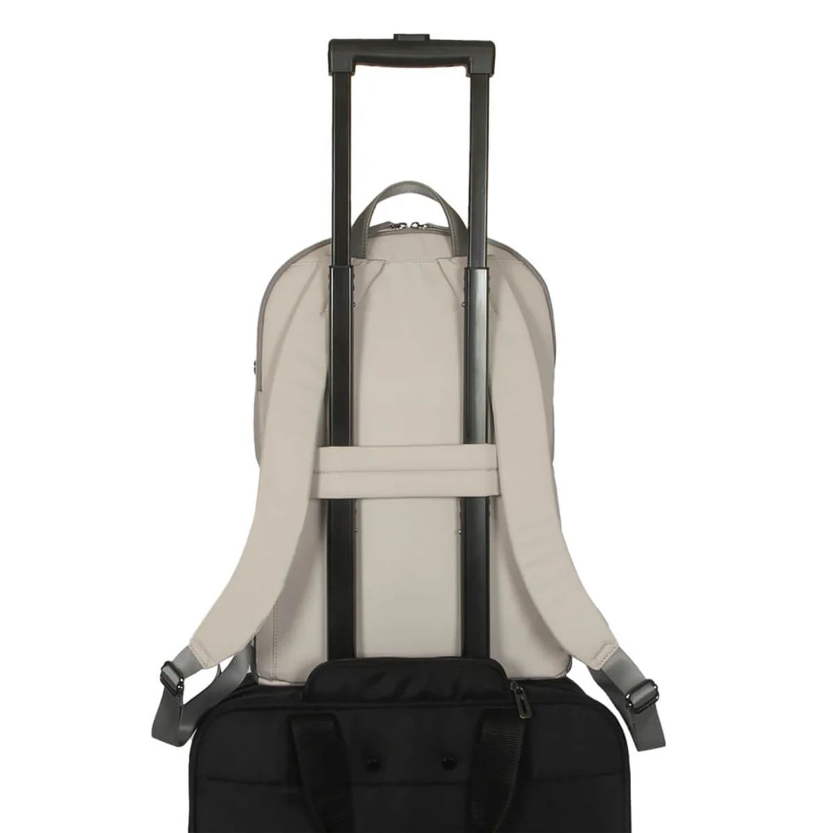 Beiger Rucksack an einem schwarzen Koffer befestigt, Griff ausgezogen.