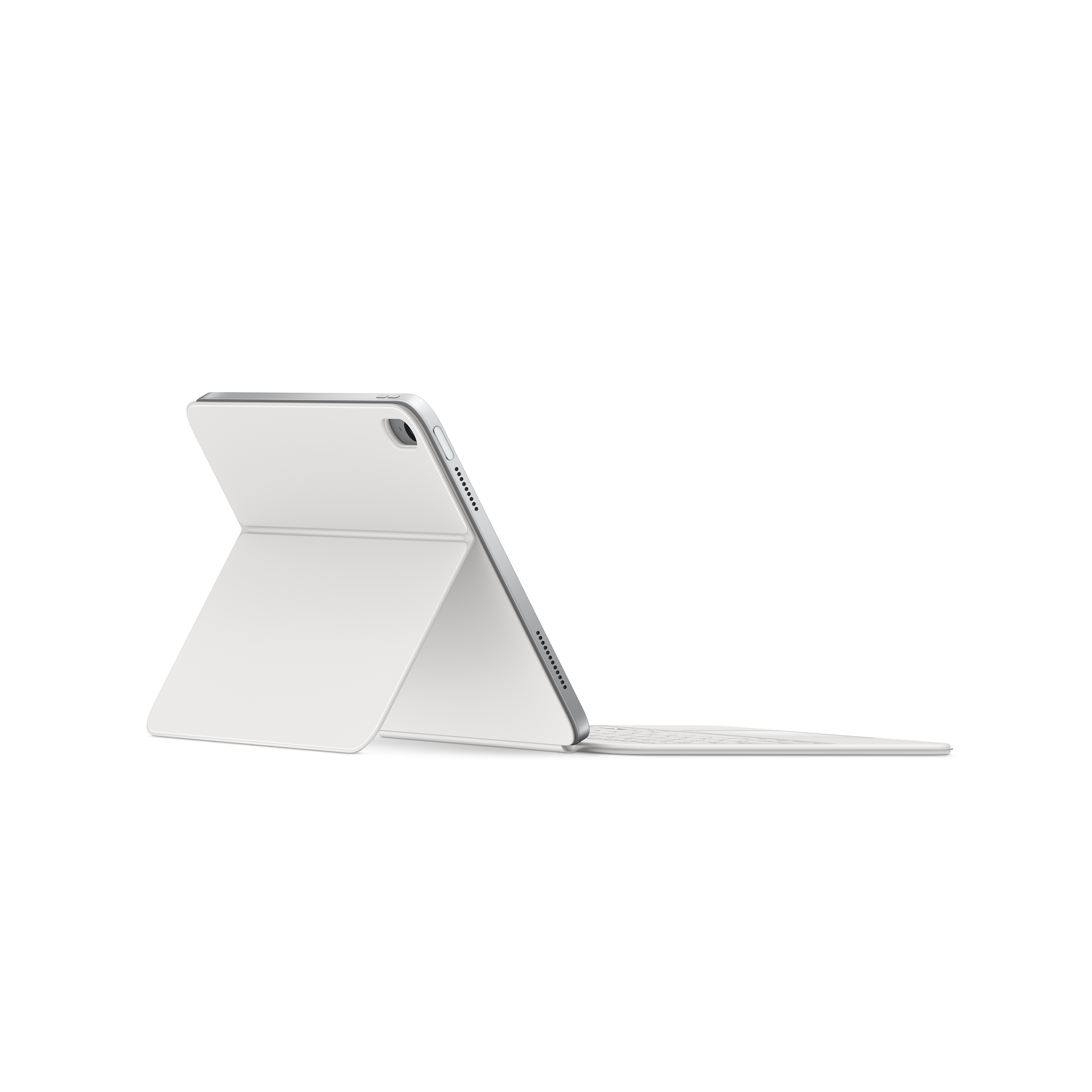 Un iPad Pro bianco con una cover per tastiera bianca, aperto ad angolo su sfondo bianco.