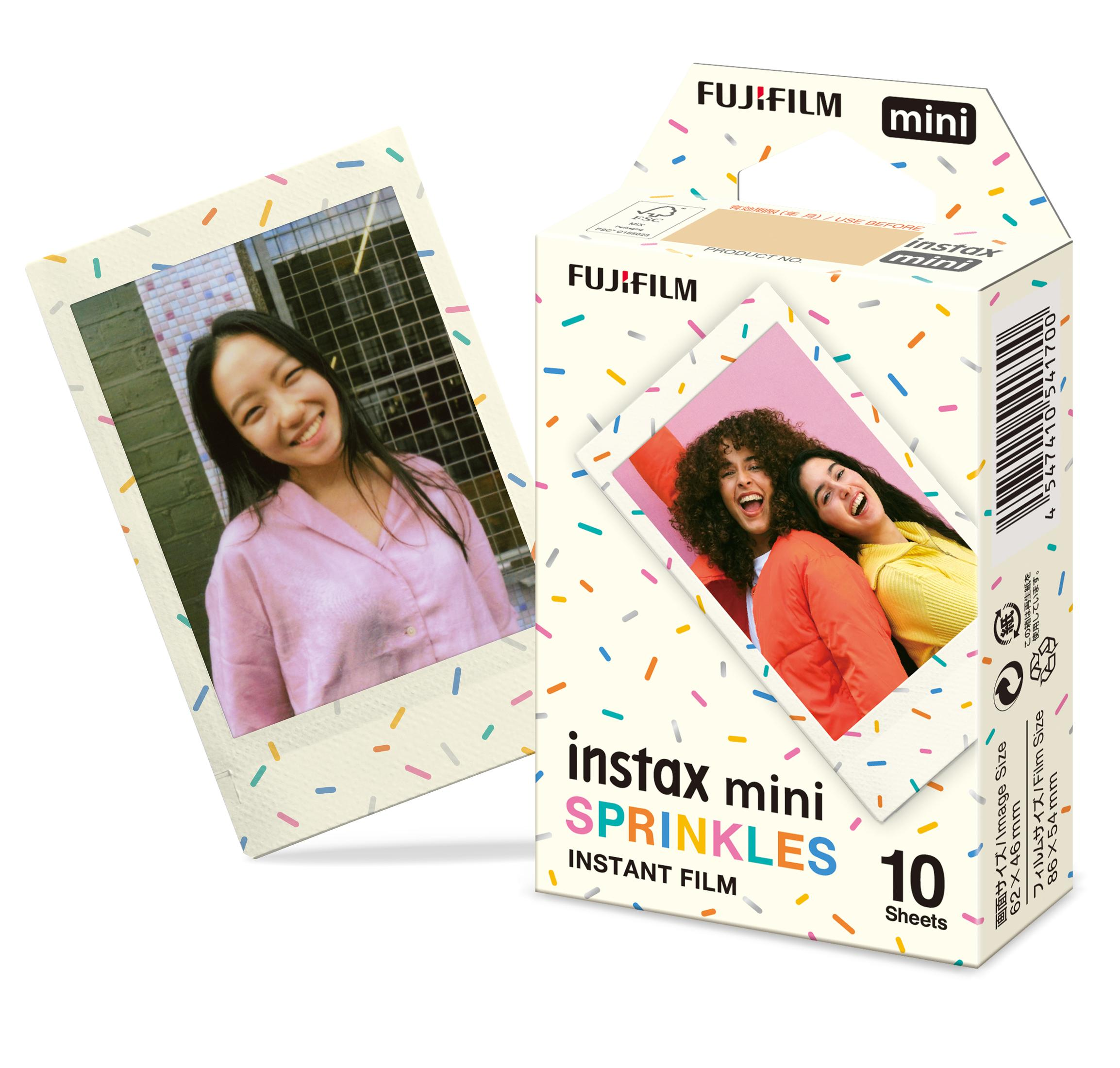 Dwa zdjęcia instax mini i pudełko filmu. Zdjęcia pokazują uśmiechniętych ludzi. Pudełko jest białe z posypką.