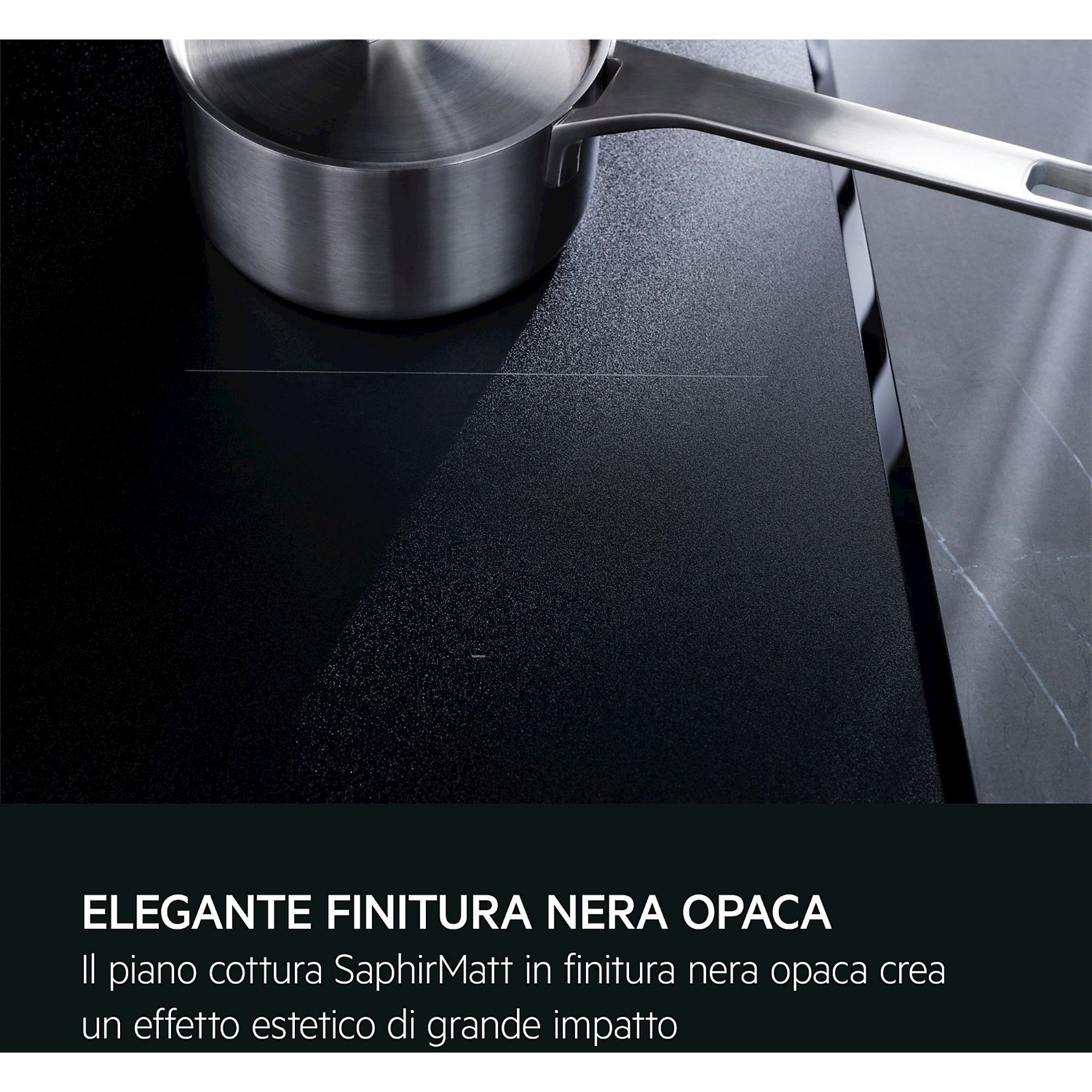 Czarny blat kuchenny z garnkiem. Tekst mówi: "Eleganckie matowe czarne wykończenie". Garnek jest srebrny i ma uchwyt.