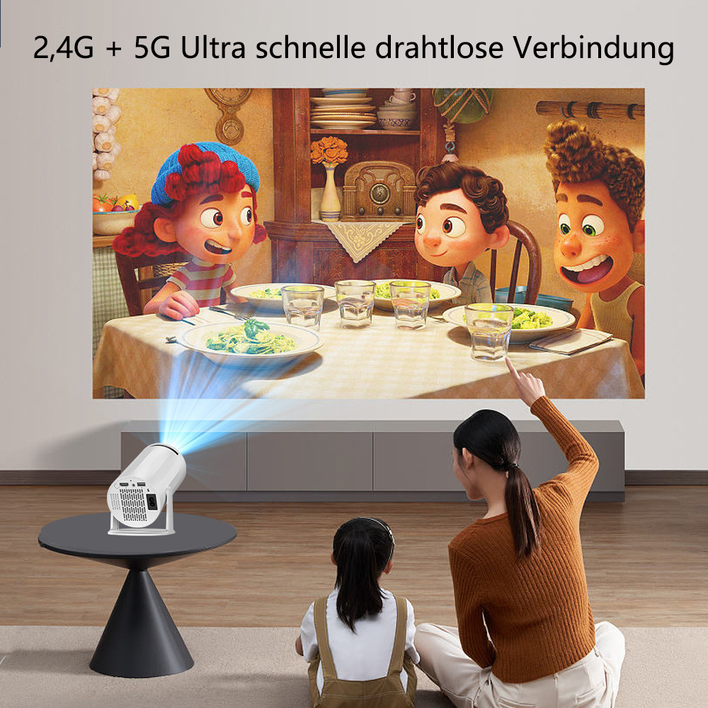 Zwei Personen und ein Kind schauen sich einen Film an, der an eine Wand projiziert wird. Der Projektor steht auf einem Tisch.
