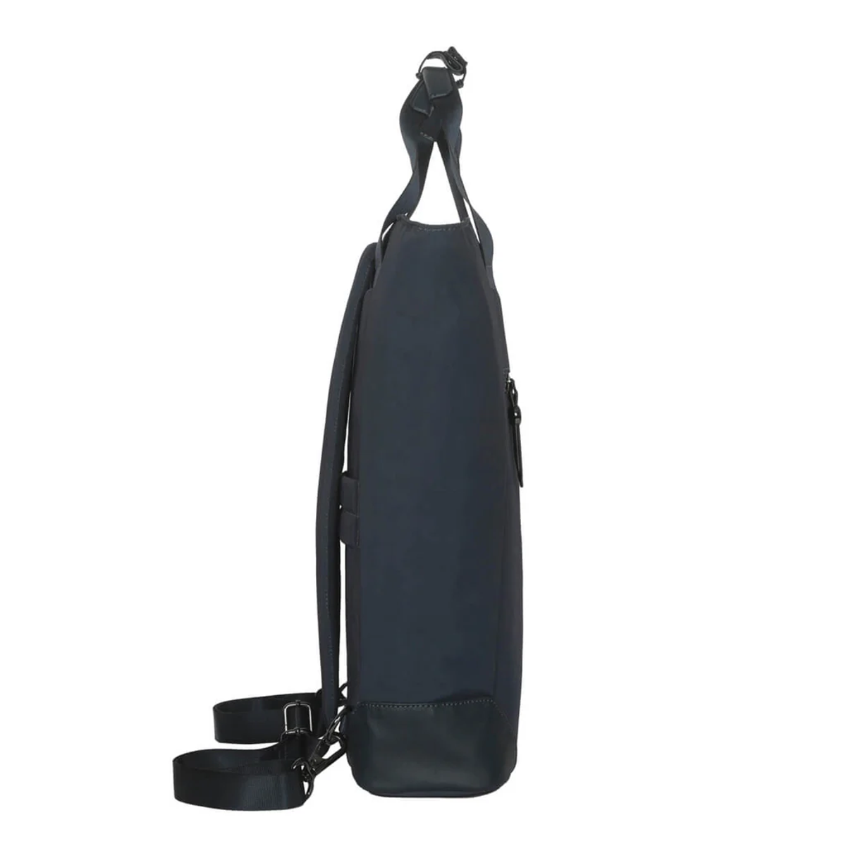Marineblauer Rucksack-Tragetasche von der Seite. Schwarzer Riemen und Boden, blauer Körper. Schwarze Details sichtbar.