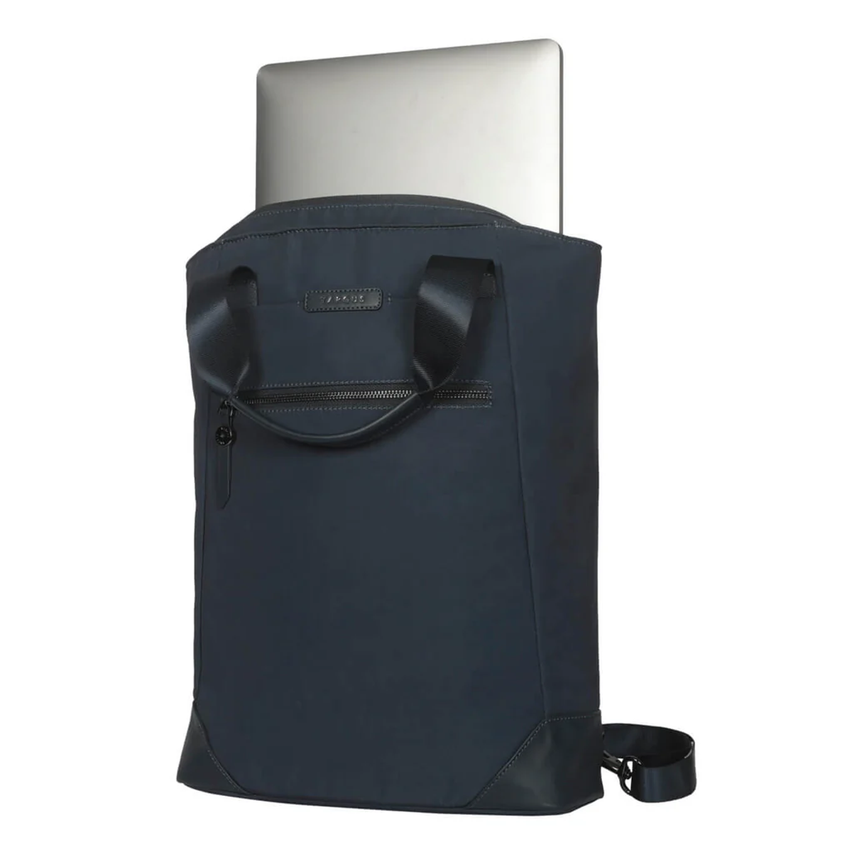 Eine dunkelblaue Tragetasche mit einem Laptop darin. Die Tasche hat einen Griff und einen Reißverschluss.
