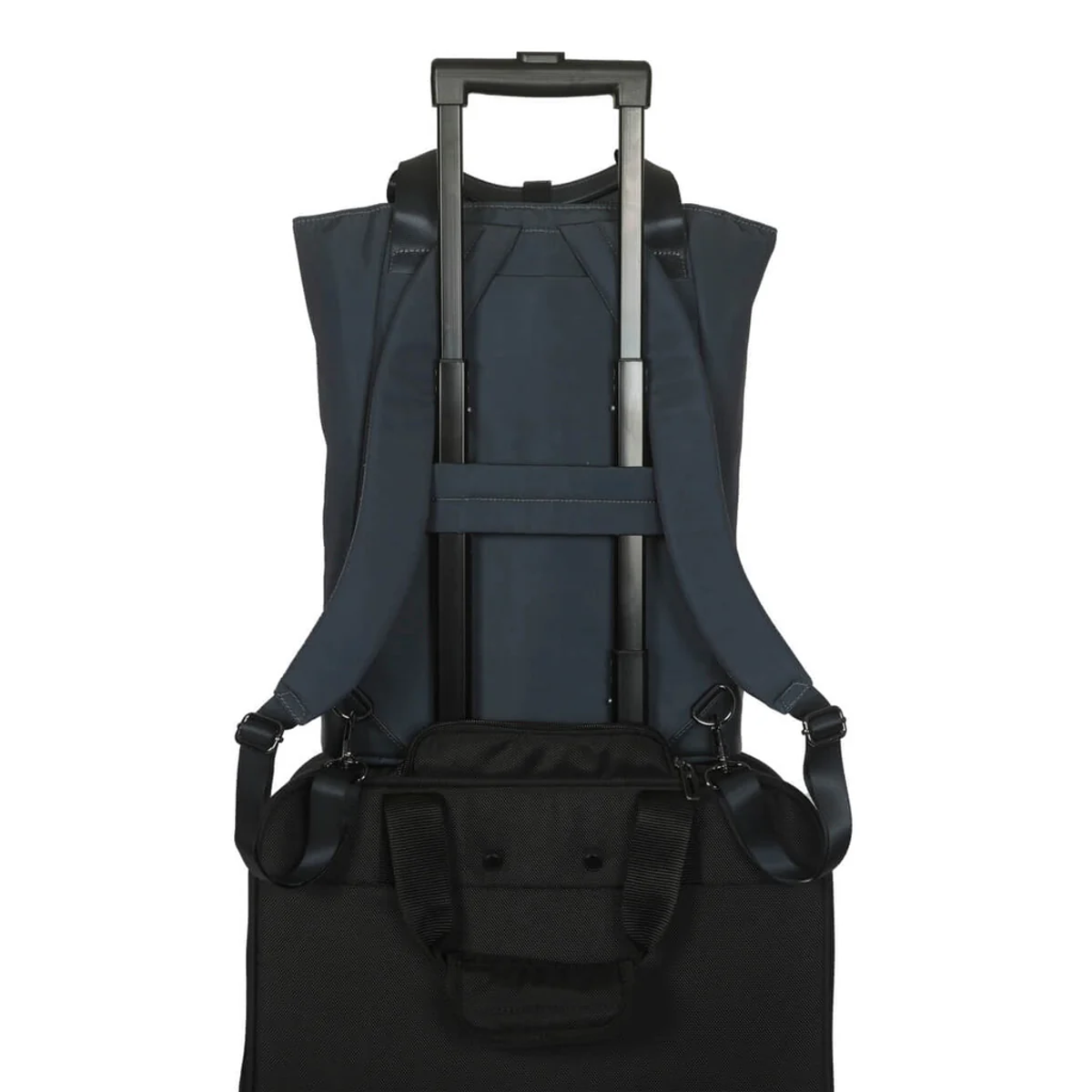 Rückansicht eines dunkelblauen Rucksacks mit einer Laptoptasche, die an einem Rollkoffer befestigt ist.