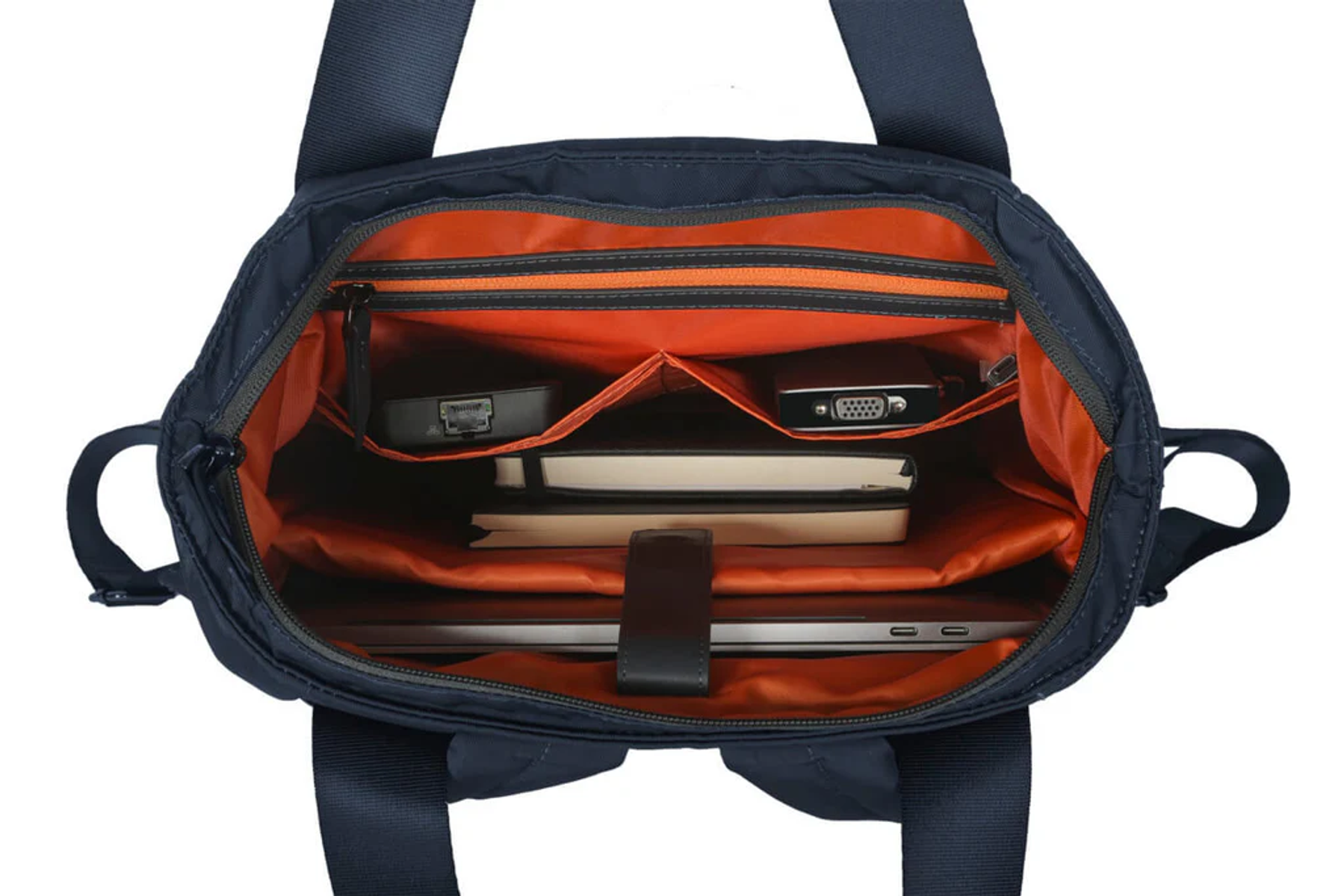 Offene marineblaue Tragetasche mit mehreren Taschen und Inhalt: Laptop, Bücher, Kabel.