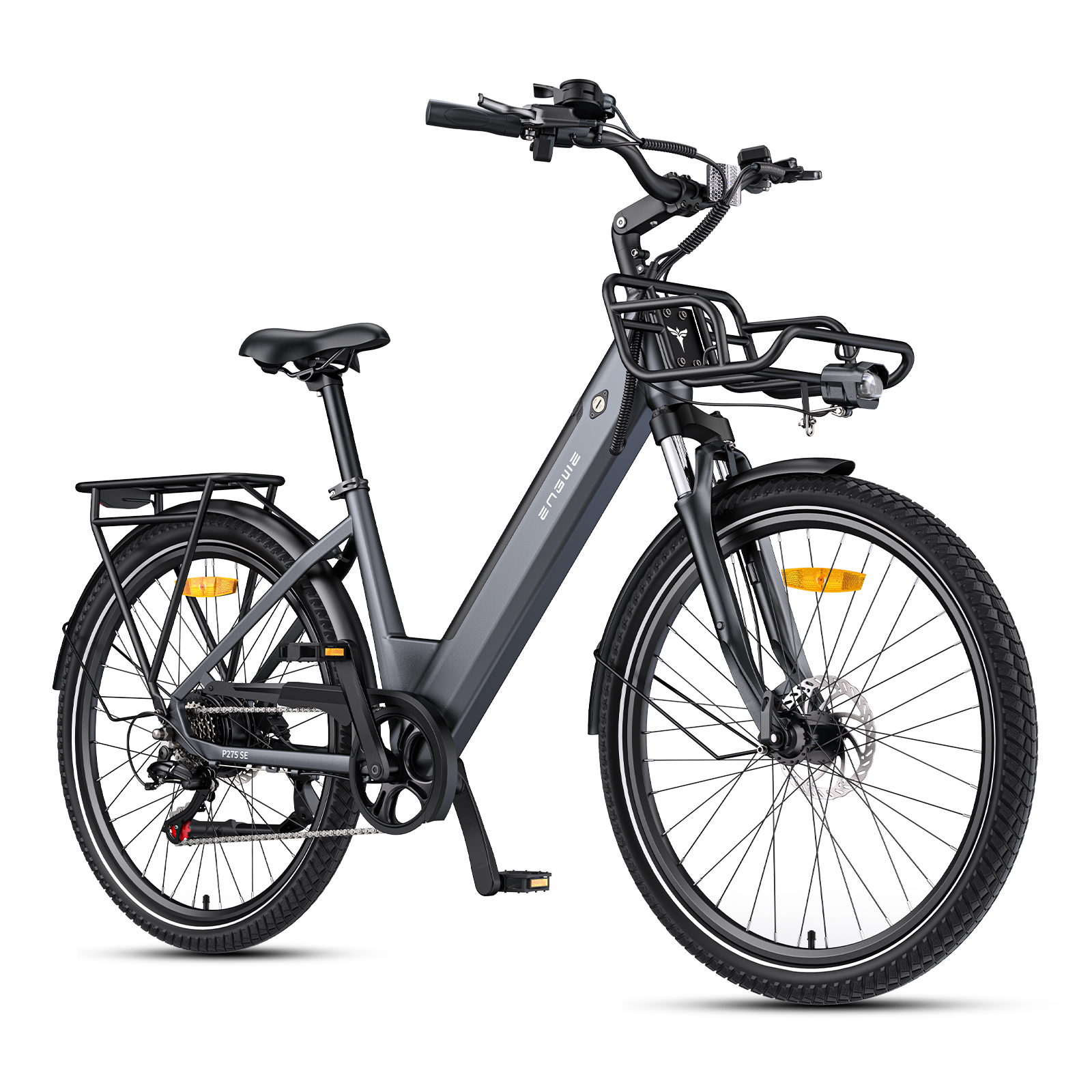 Schwarz-graues Elektrofahrrad mit Korb und Gepäckträger. Vorderrad sichtbar.