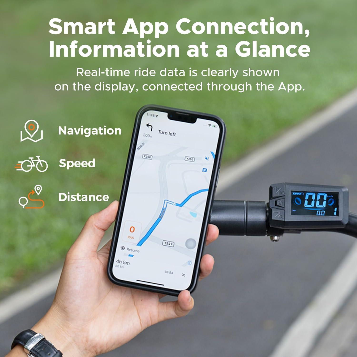 Eine Person hält ein Telefon mit einer Karten-App. Eine Smartwatch zeigt Fahrdaten.
