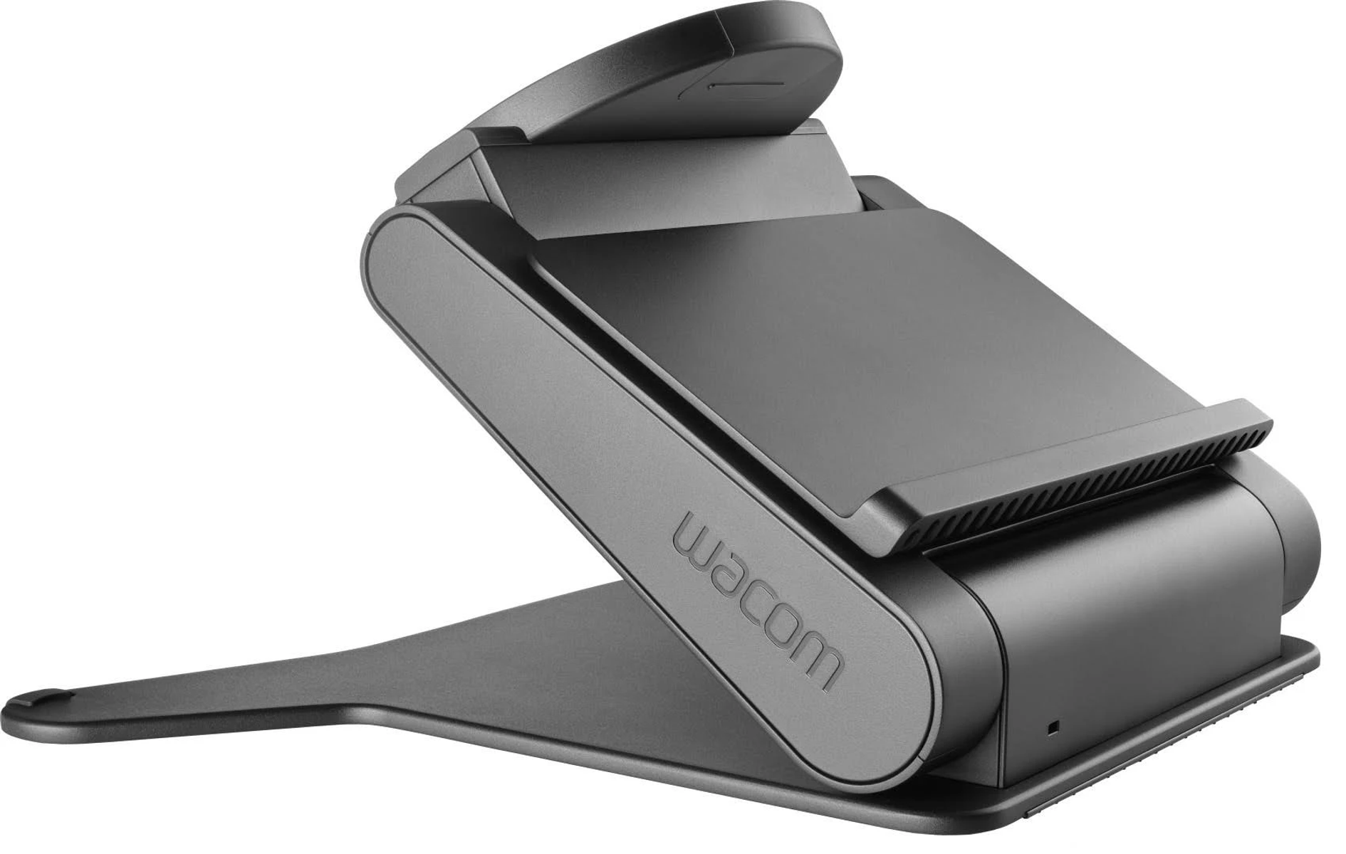Un supporto Wacom nero con il nome del marchio sul lato è mostrato. Ha una superficie inclinata e una base, il tutto su bianco.