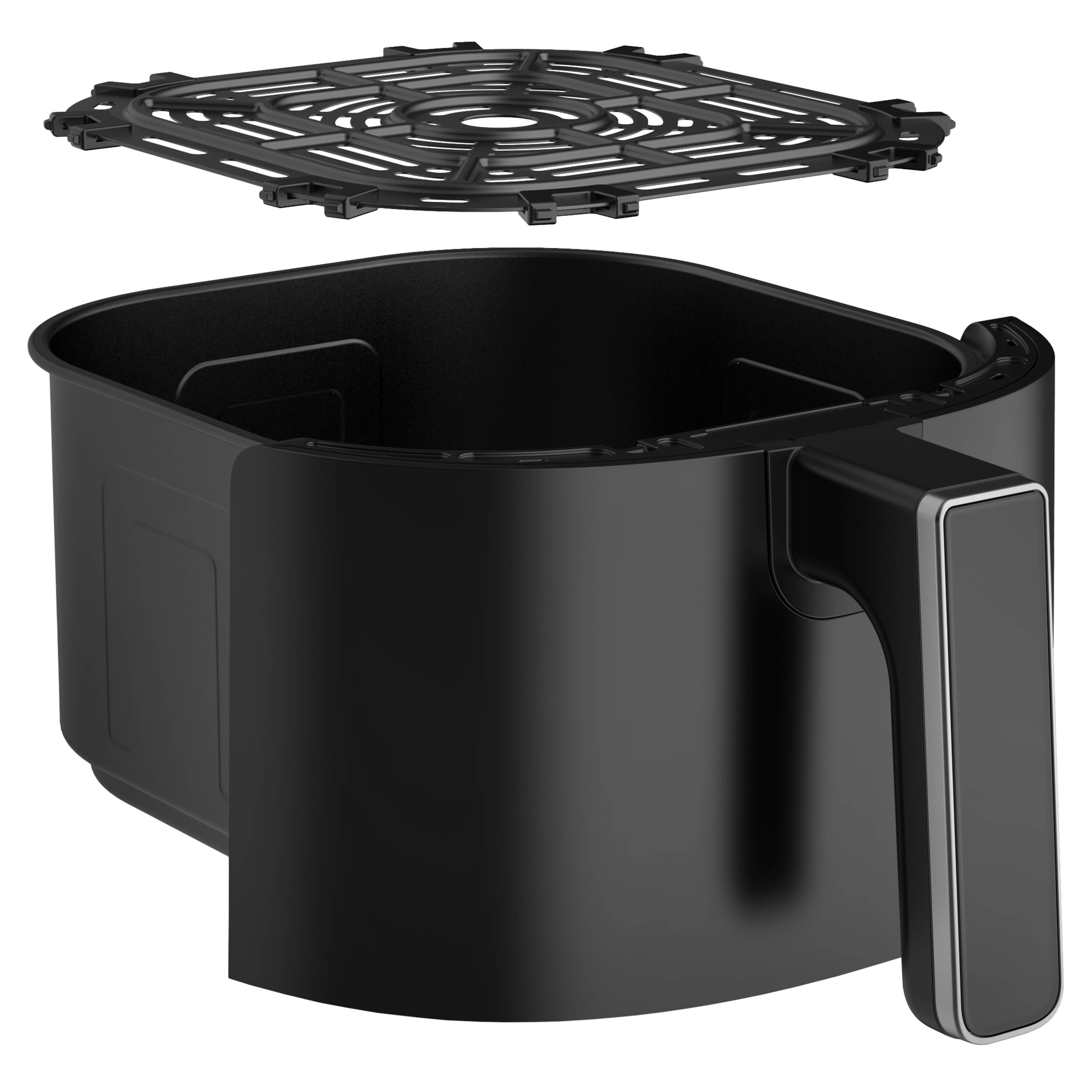 Zwarte airfryer met een handvat en een rek erboven. Het is geïsoleerd op een witte achtergrond.