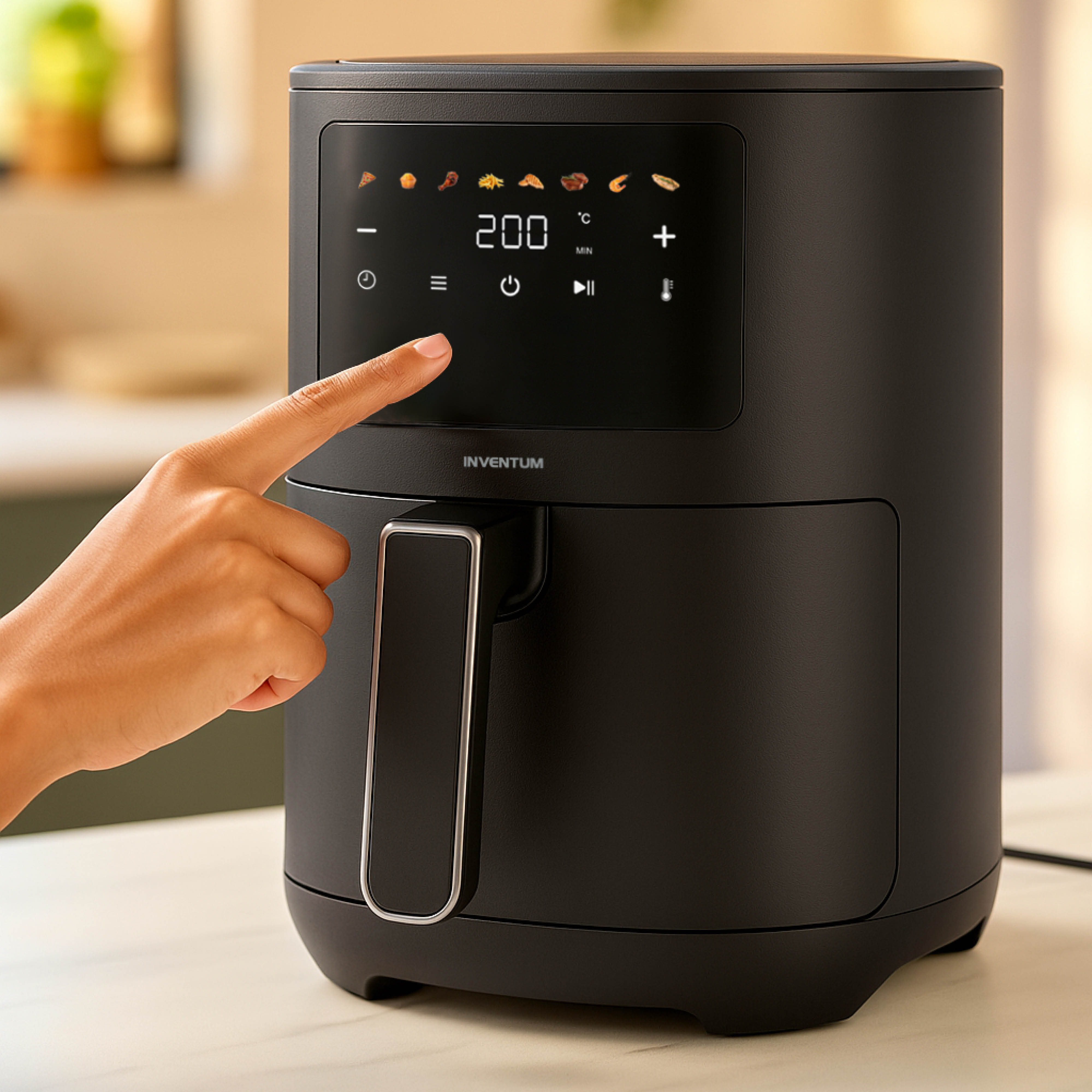 Een zwarte airfryer met een hand die het scherm aanraakt op een wit aanrecht.