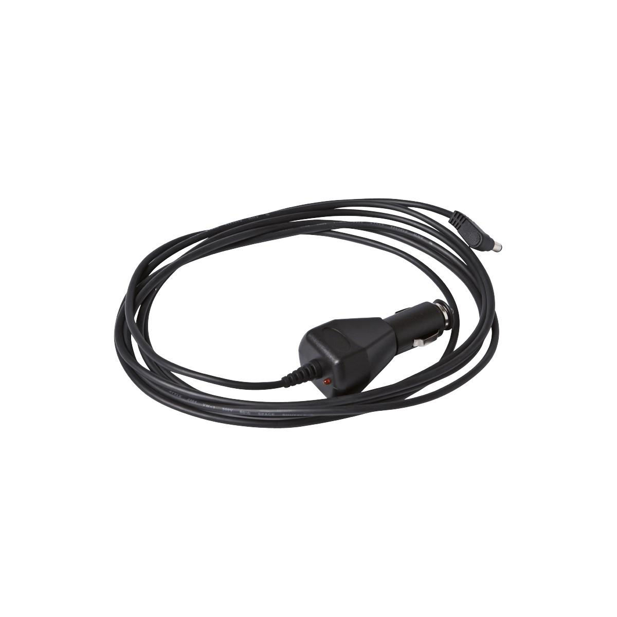 Schwarzes Autoladekabel mit rotem Licht. Das Kabel ist auf einer weißen Oberfläche aufgerollt. Das Ladegerät ist schwarz.