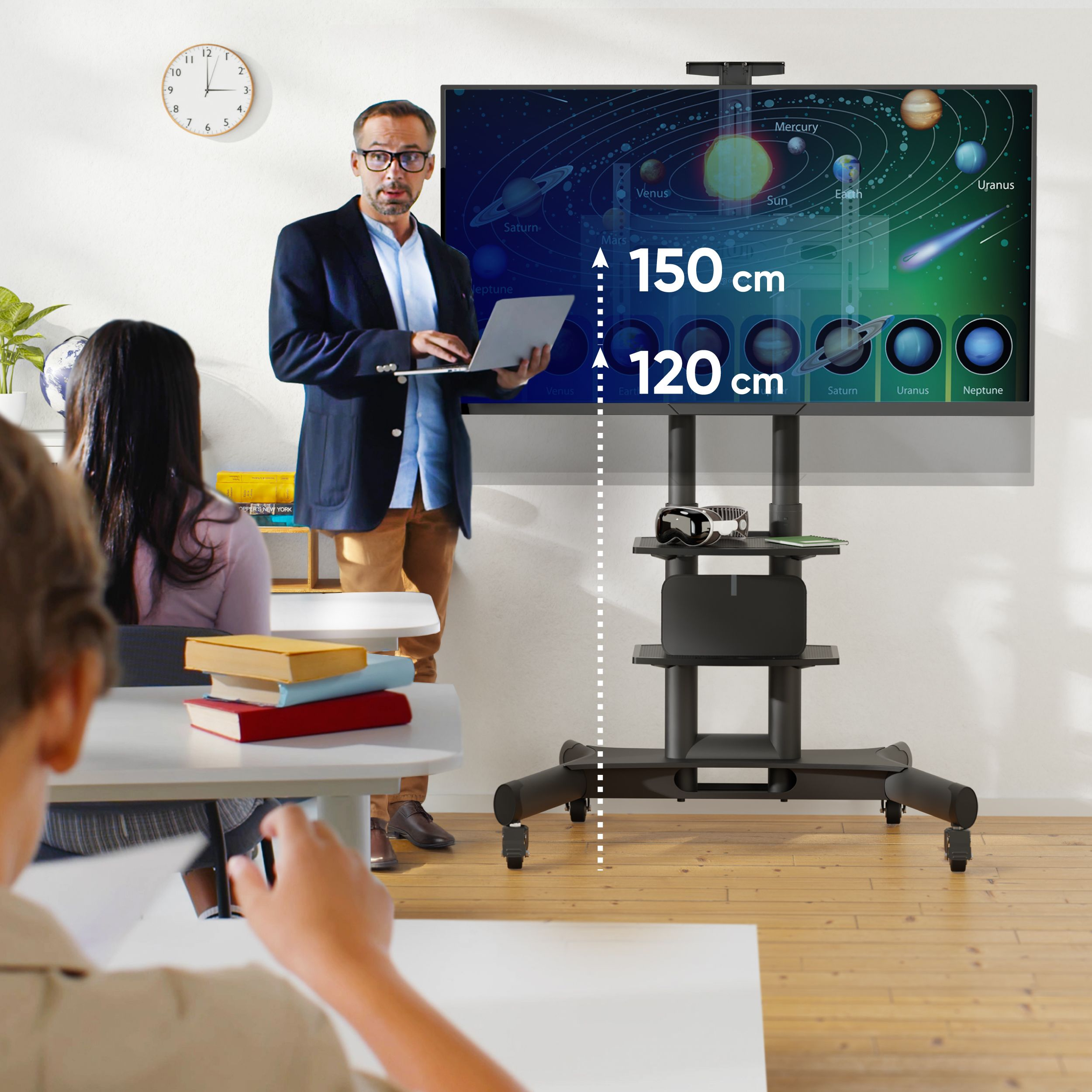Un enseignant montre un diagramme du système solaire sur un grand écran. Les élèves sont au premier plan. Le support TV est mobile.