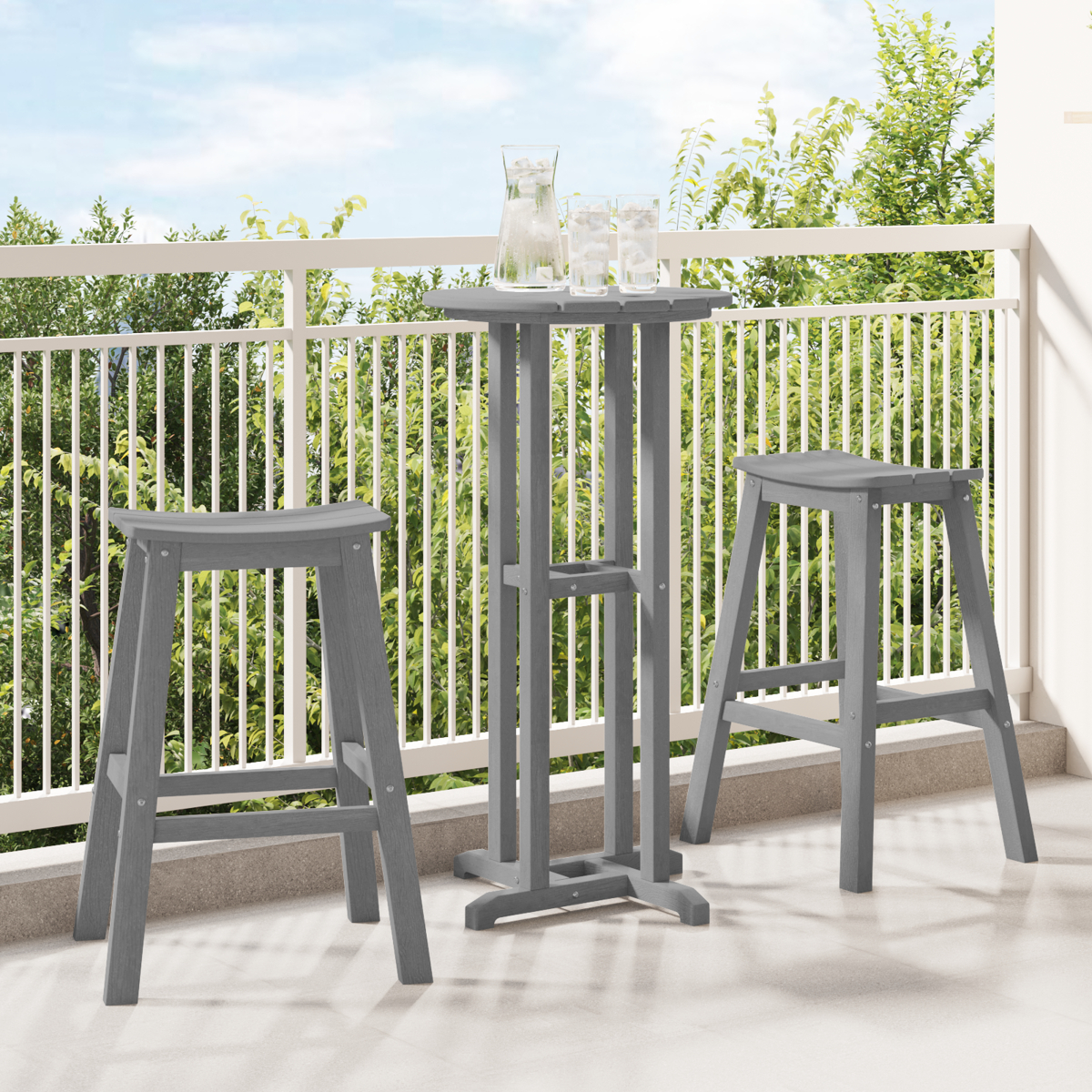 Outdoor-Bar-Set auf einem Balkon. Enthält einen grauen Tisch und zwei Hocker. Im Hintergrund Bäume.