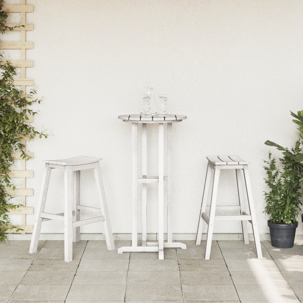 Weißes Outdoor-Bar-Set mit zwei Hockern und einem Tisch mit Getränken.