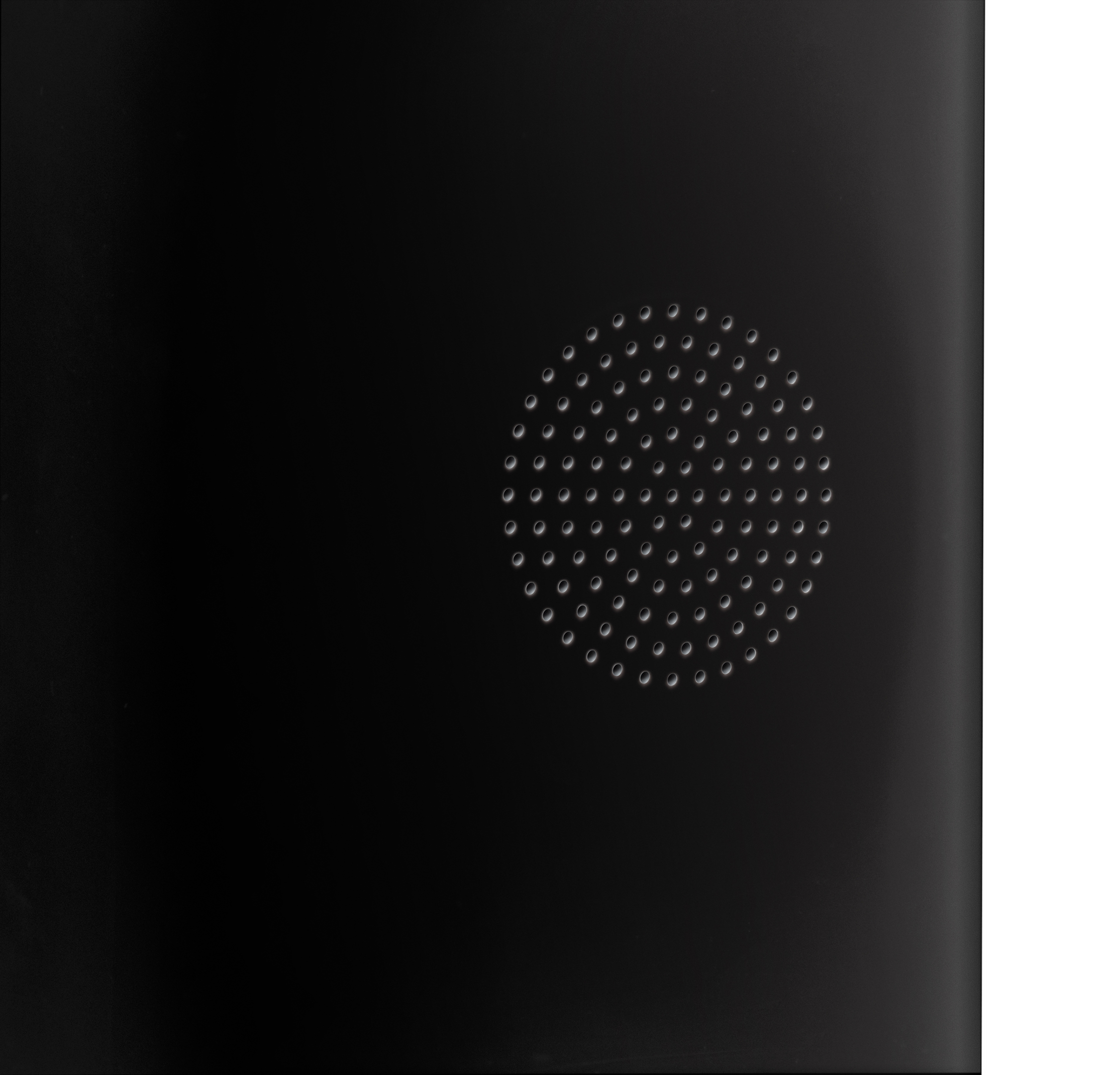 Zbliżenie na kratkę głośnika w czarnym wentylatorze wieżowym.