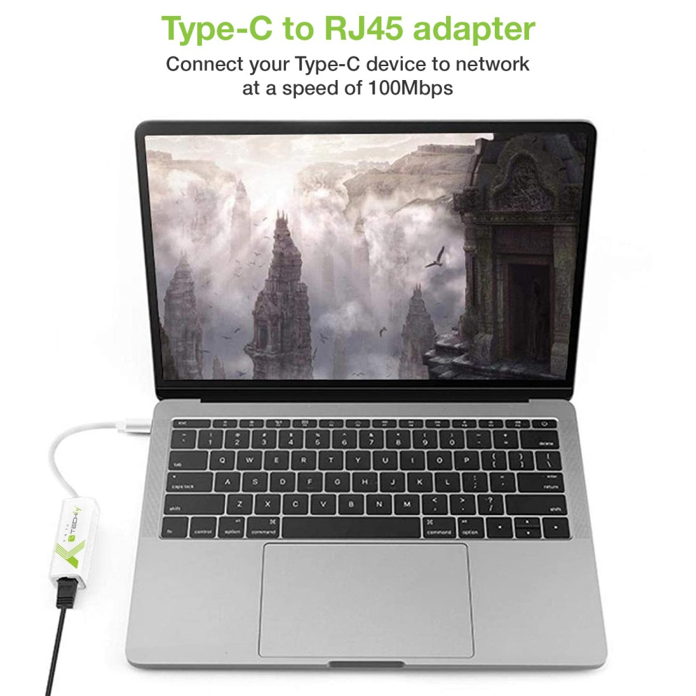 Laptop mit angeschlossenem Type-C-zu-RJ45-Adapter, mit Text über dem Bild.