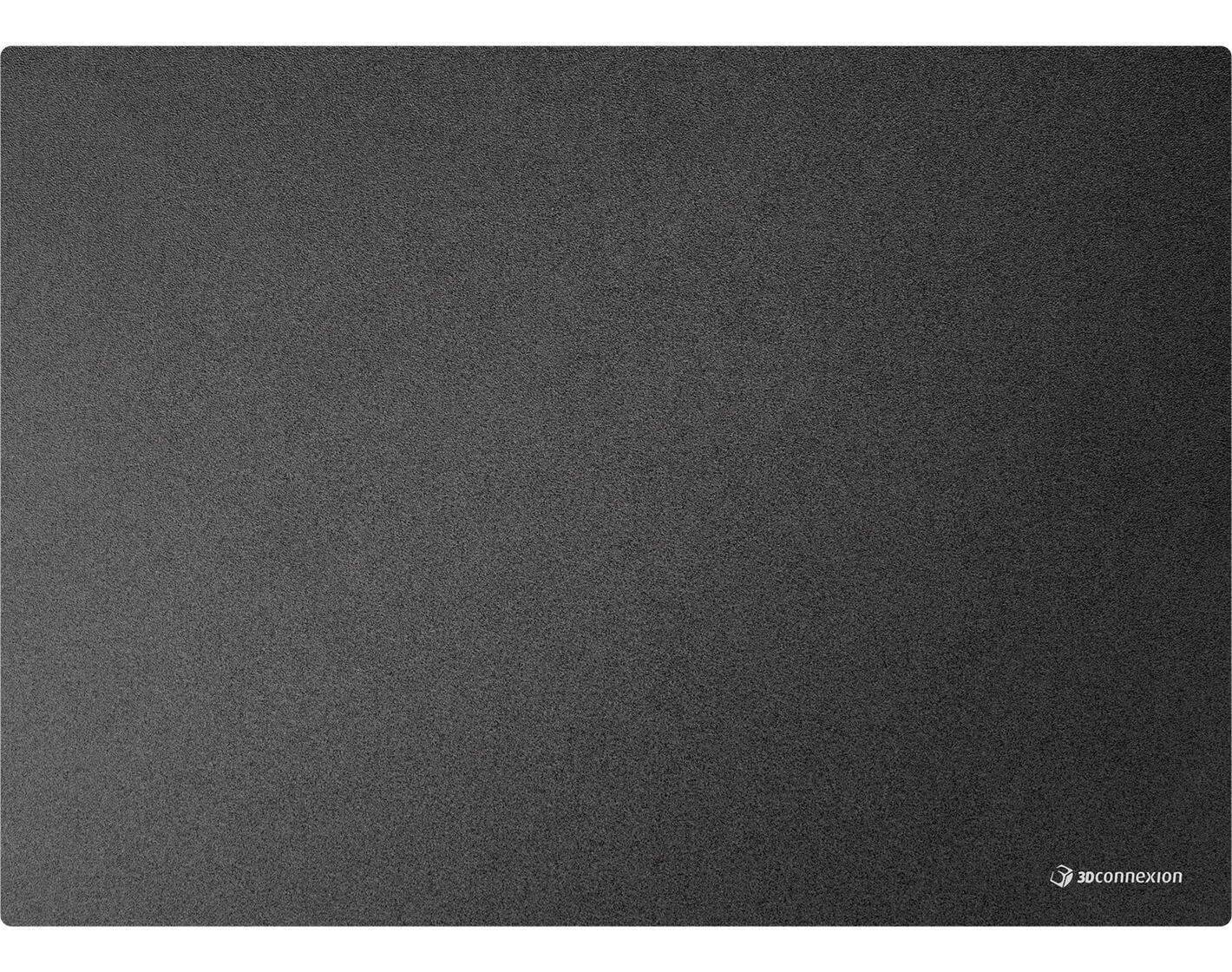 Un tappetino per mouse grigio scuro con una texture sottile. Il logo del marchio è in basso a destra.