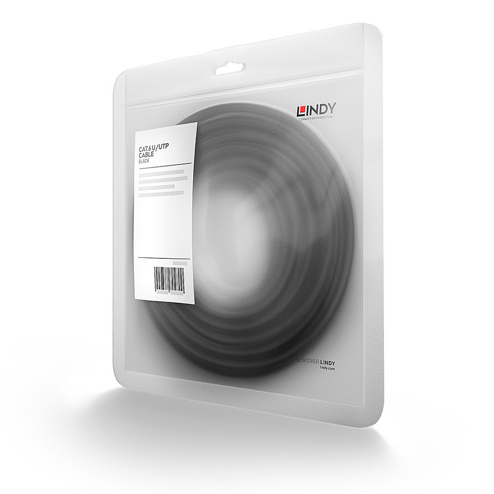 Czarny kabel sieciowy zwinięty w przezroczystym plastikowym opakowaniu. Etykieta z przodu.