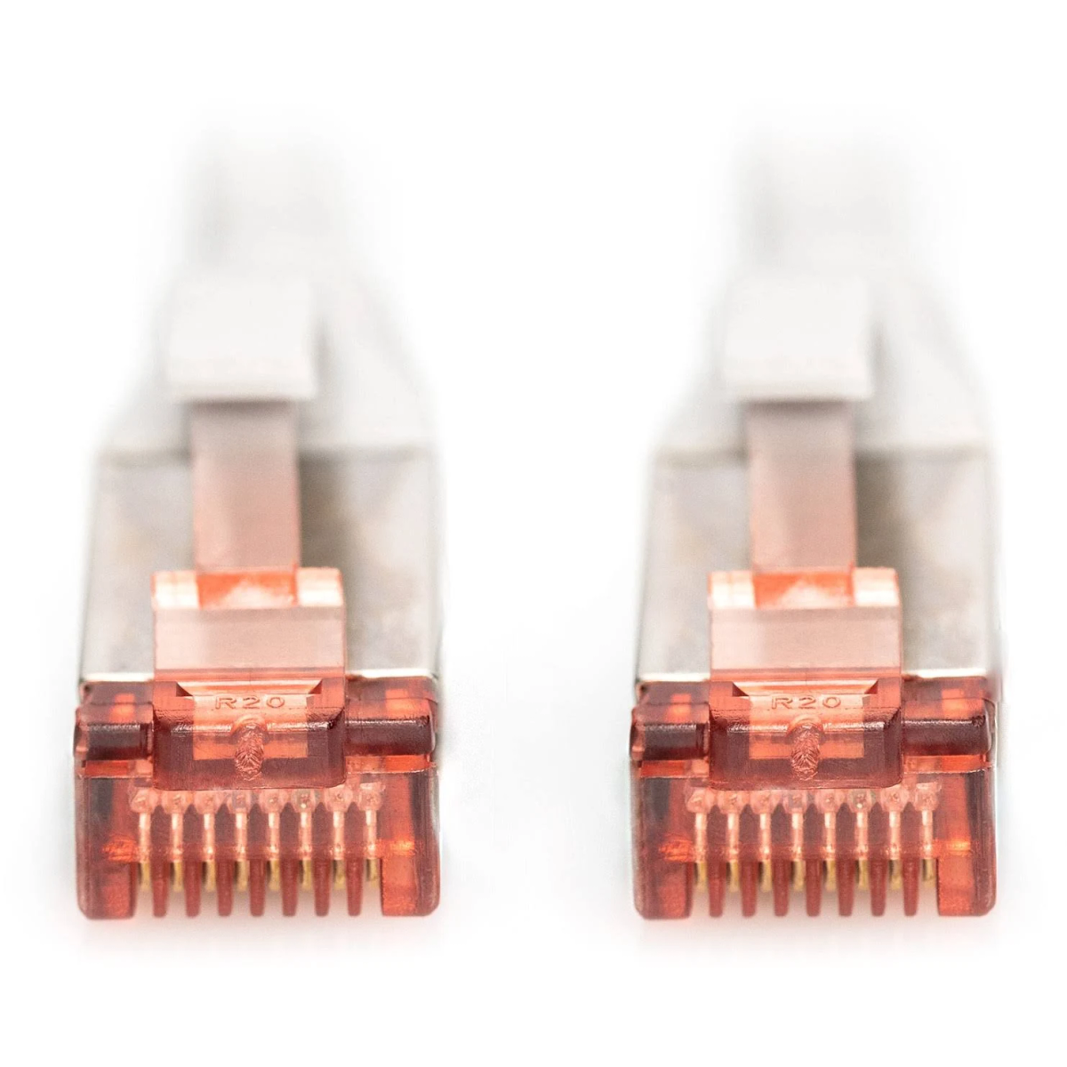 Nahaufnahme von zwei Netzwerksteckern. Sie sind transparent, orange und haben ein silbernes Metallgehäuse.