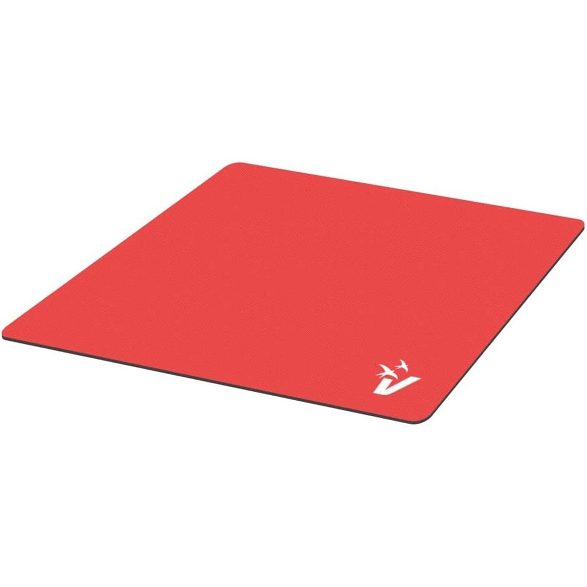 Ein rotes Mauspad mit einem weißen Logo in der rechten unteren Ecke.
