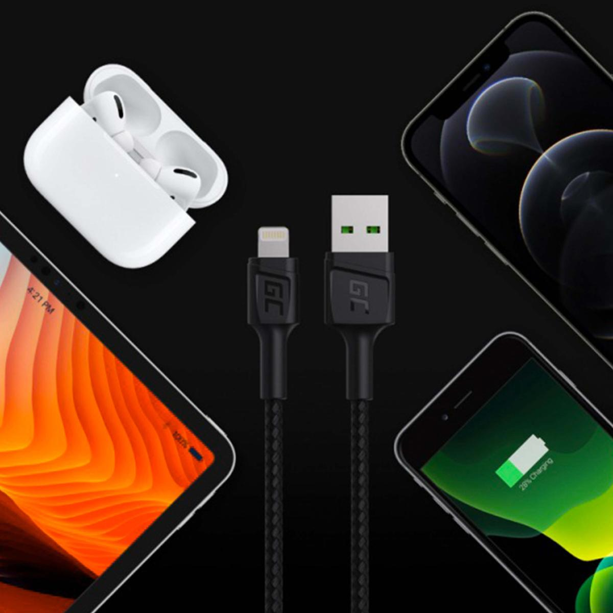 Un cavo di ricarica con connettori USB e lightning. Telefoni e AirPods sullo sfondo.
