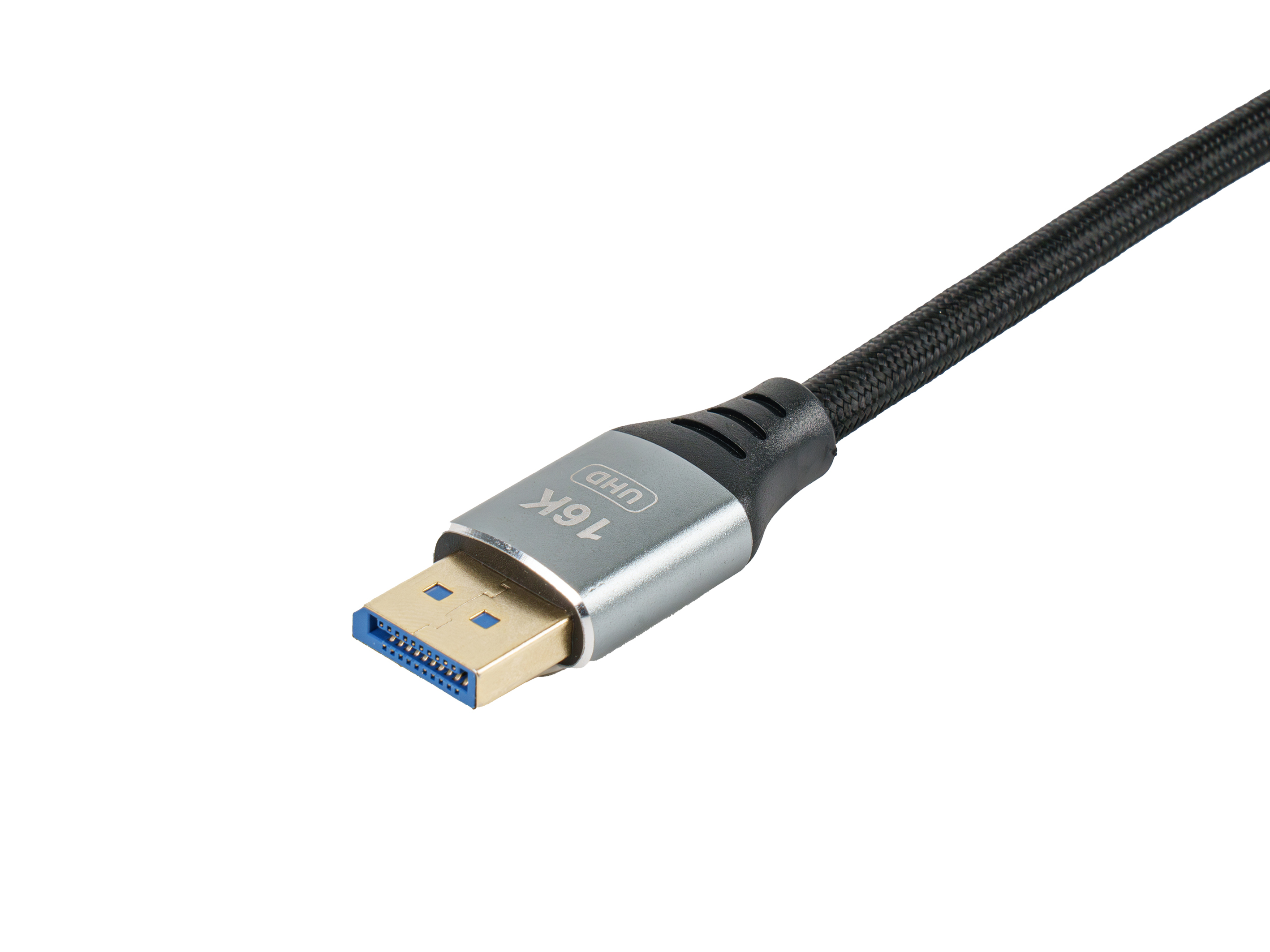 Ein schwarz-graues Kabel mit silbernem Stecker. Markiert mit 16K UHD. Weißer Hintergrund.