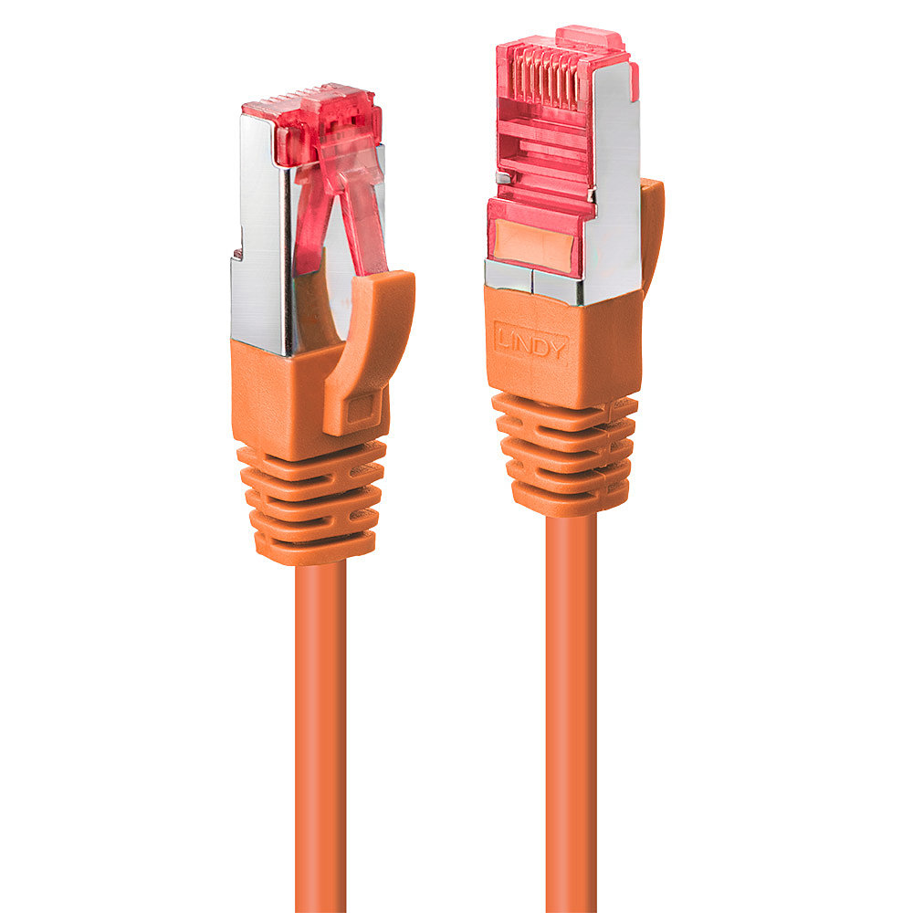 Deux câbles Ethernet oranges avec connecteurs, sur fond blanc. La marque est visible.