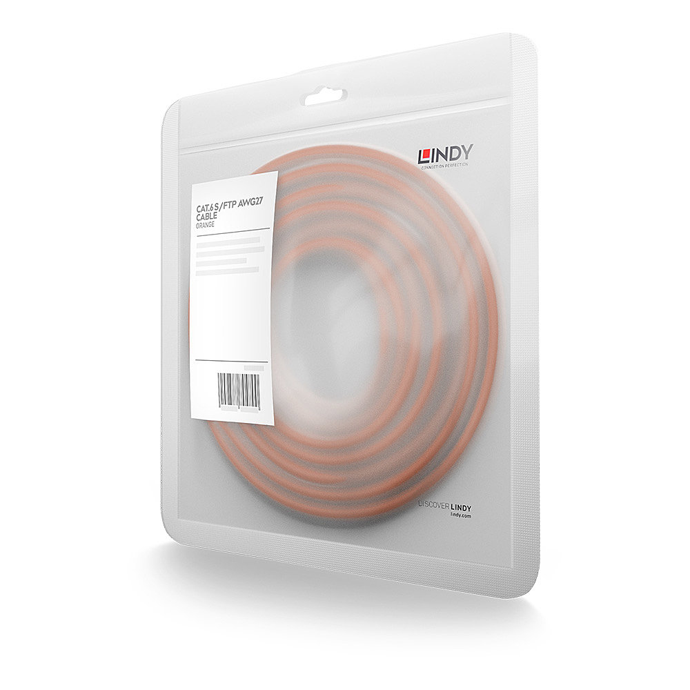 Un câble Ethernet orange, enroulé dans un emballage plastique transparent. La marque est visible.