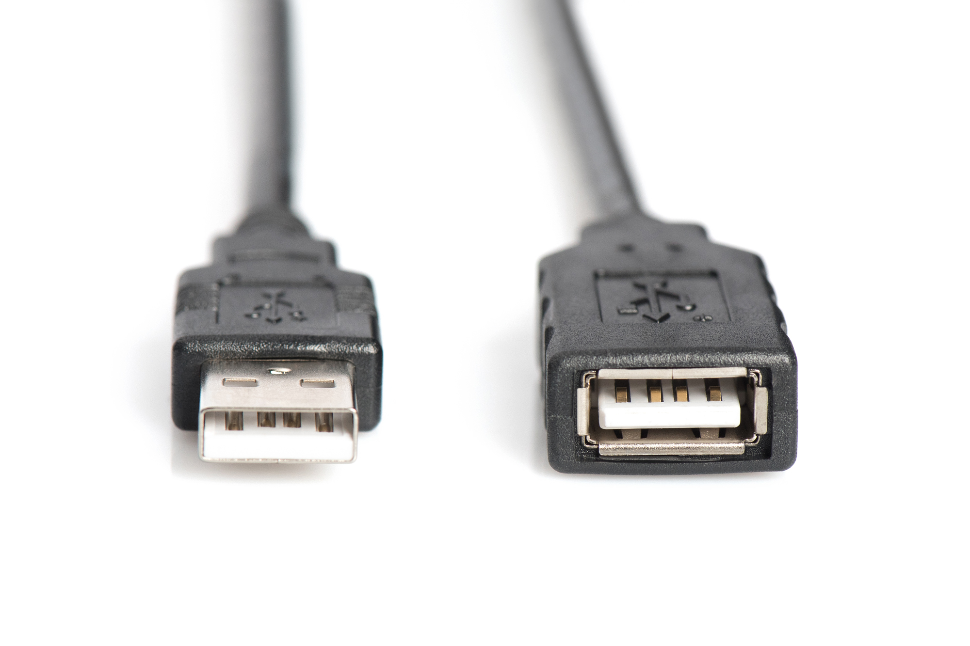 USB-A konektörlü iki siyah USB kablosu. Biri erkek, diğeri dişi, beyaz bir arka plan üzerinde.