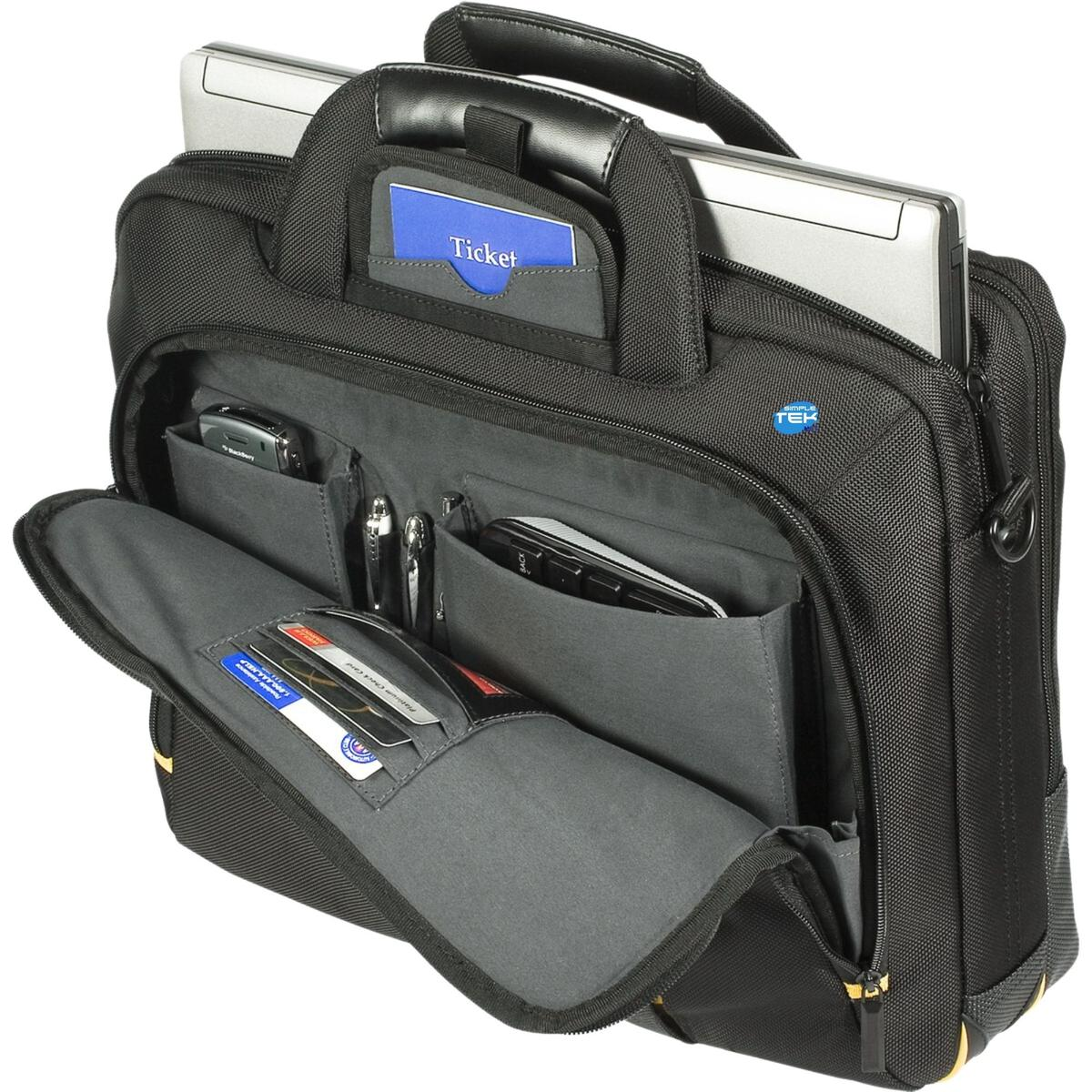 Borsa nera per laptop, aperta. Laptop, penne, telefono, carte e biglietto. Sfondo bianco.