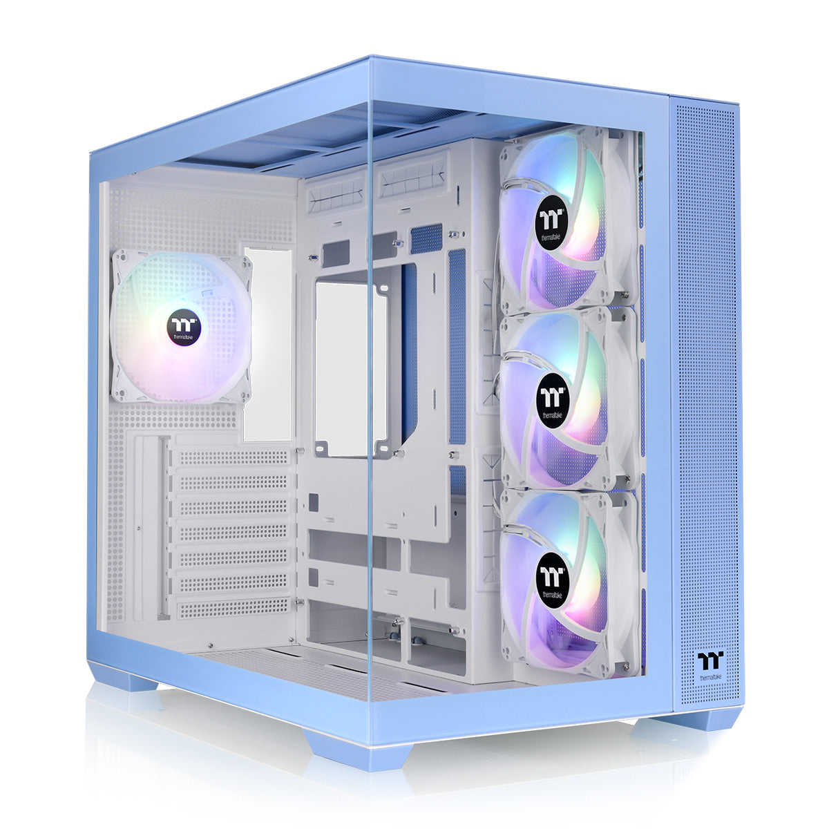 Hellblaues Computergehäuse mit Lüftern im Inneren. Es hat eine Glas-Seitenwand.