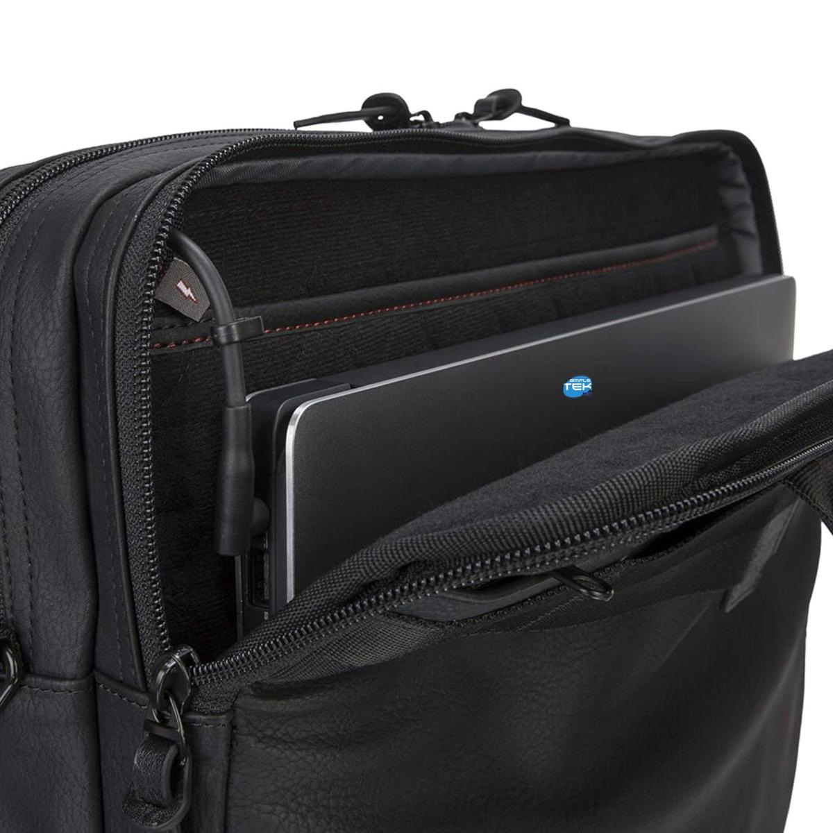 Borsa nera con laptop dentro e cavo caricatore.