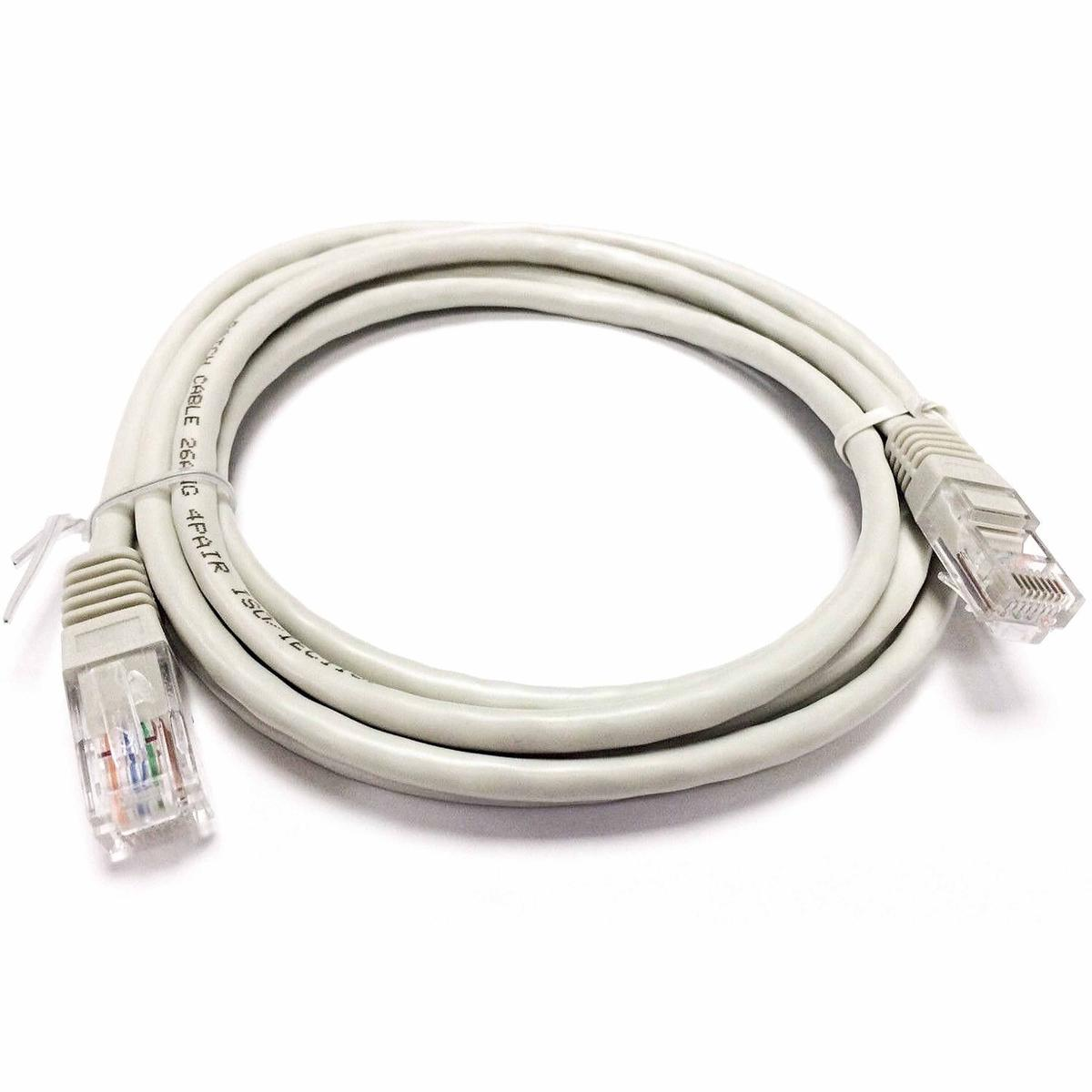 Cavo Ethernet bianco con due connettori RJ45 su sfondo bianco. Il cavo è arrotolato.