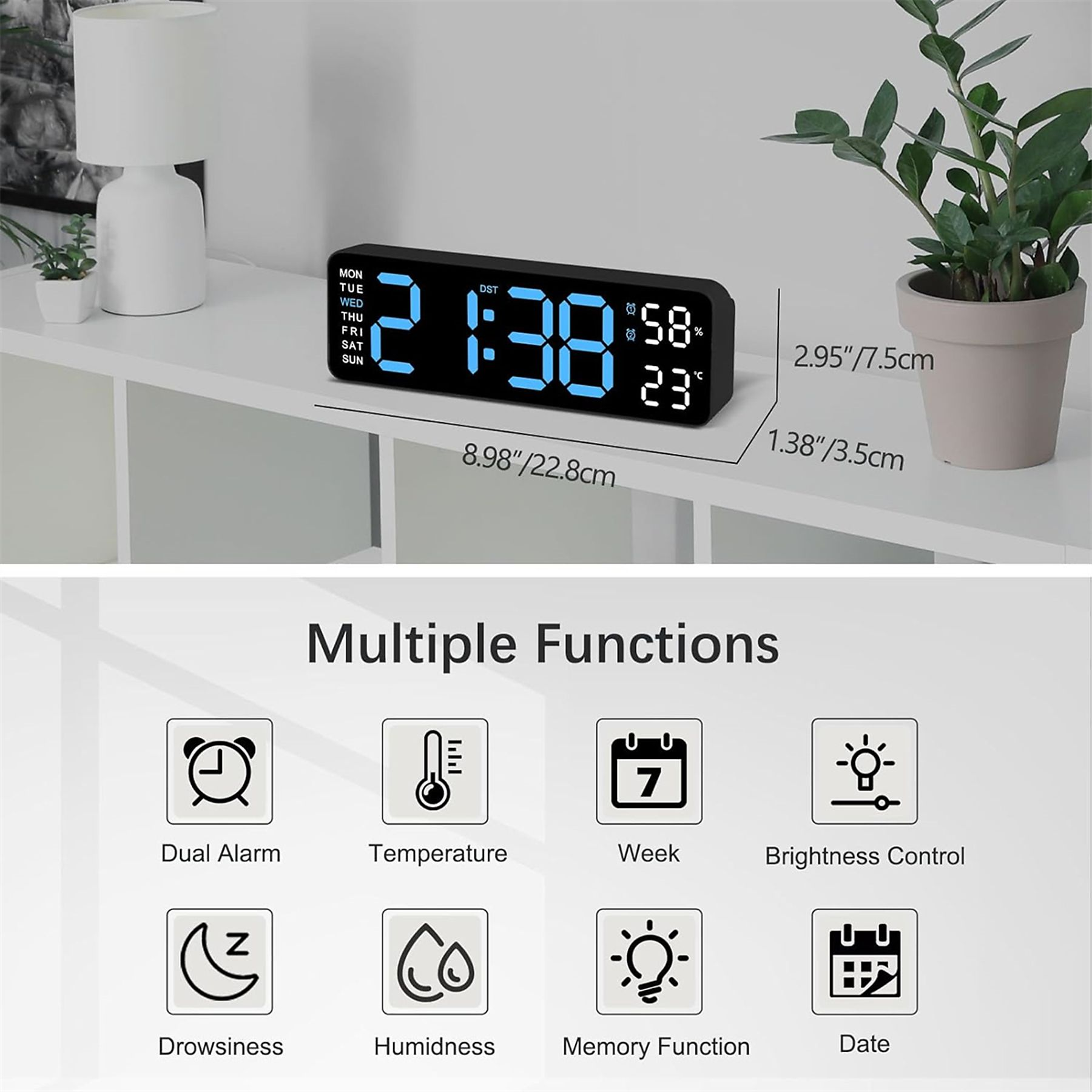 Schwarze Digitaluhr zeigt Zeit, Datum und Temperatur an. Sie steht auf einem weißen Regal mit einer kleinen Pflanze.