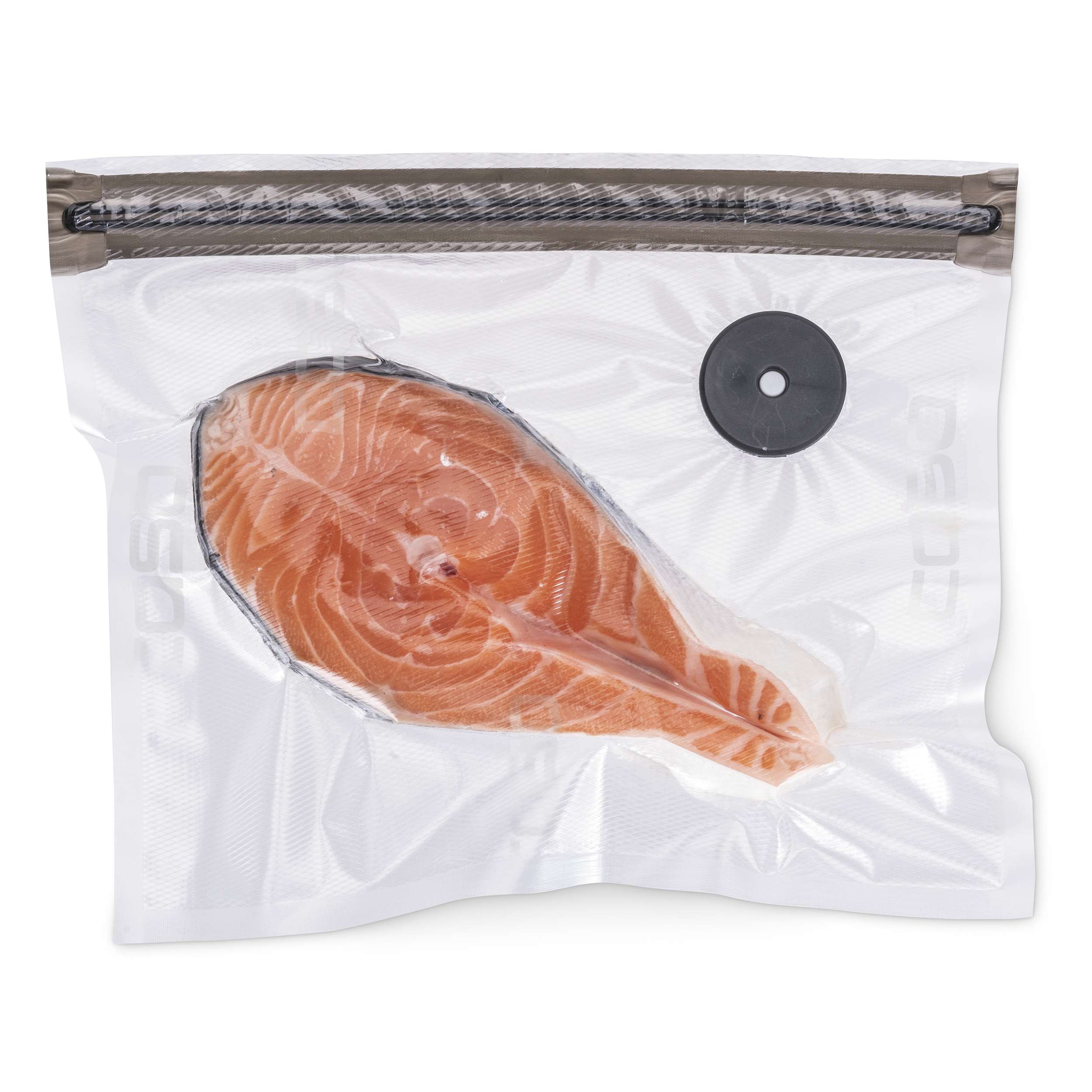 Ein verpacktes Lachsfilet in einem durchsichtigen vakuumversiegelten Beutel.