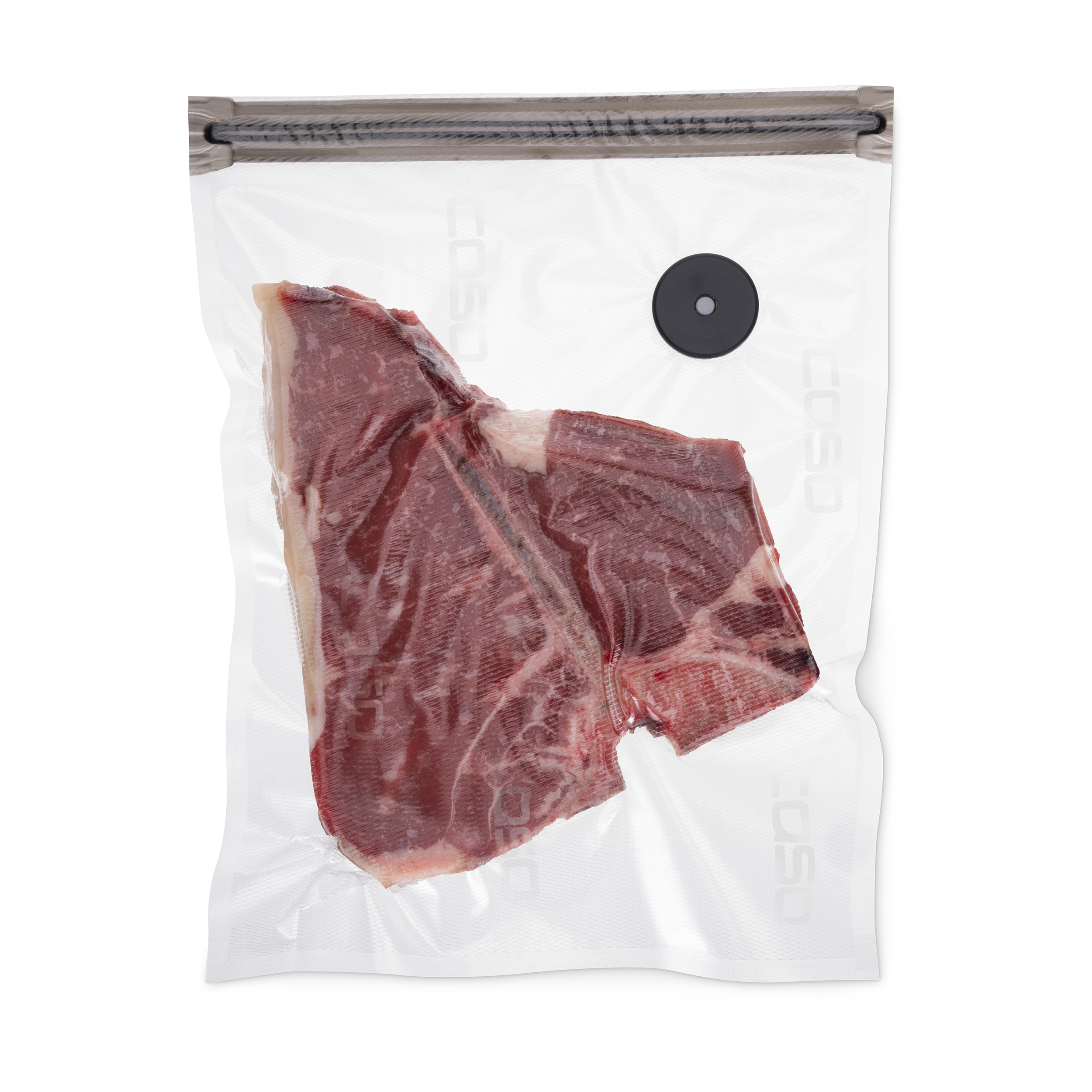 Ein rohes T-Bone-Steak ist in einem durchsichtigen Plastikbeutel vakuumversiegelt.