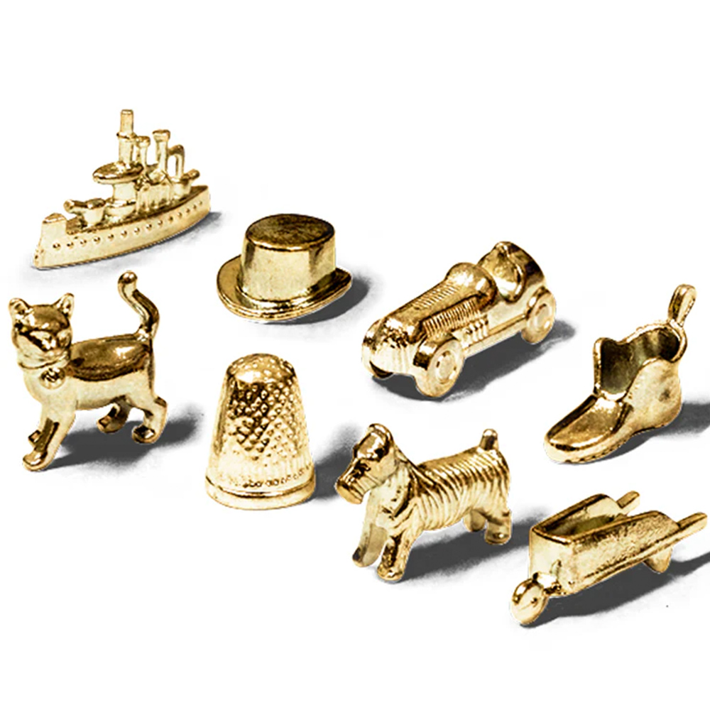 Goldene Monopoly-Spielfiguren: Schiff, Hut, Auto, Stiefel, Katze, Fingerhut, Hund und Schubkarre.