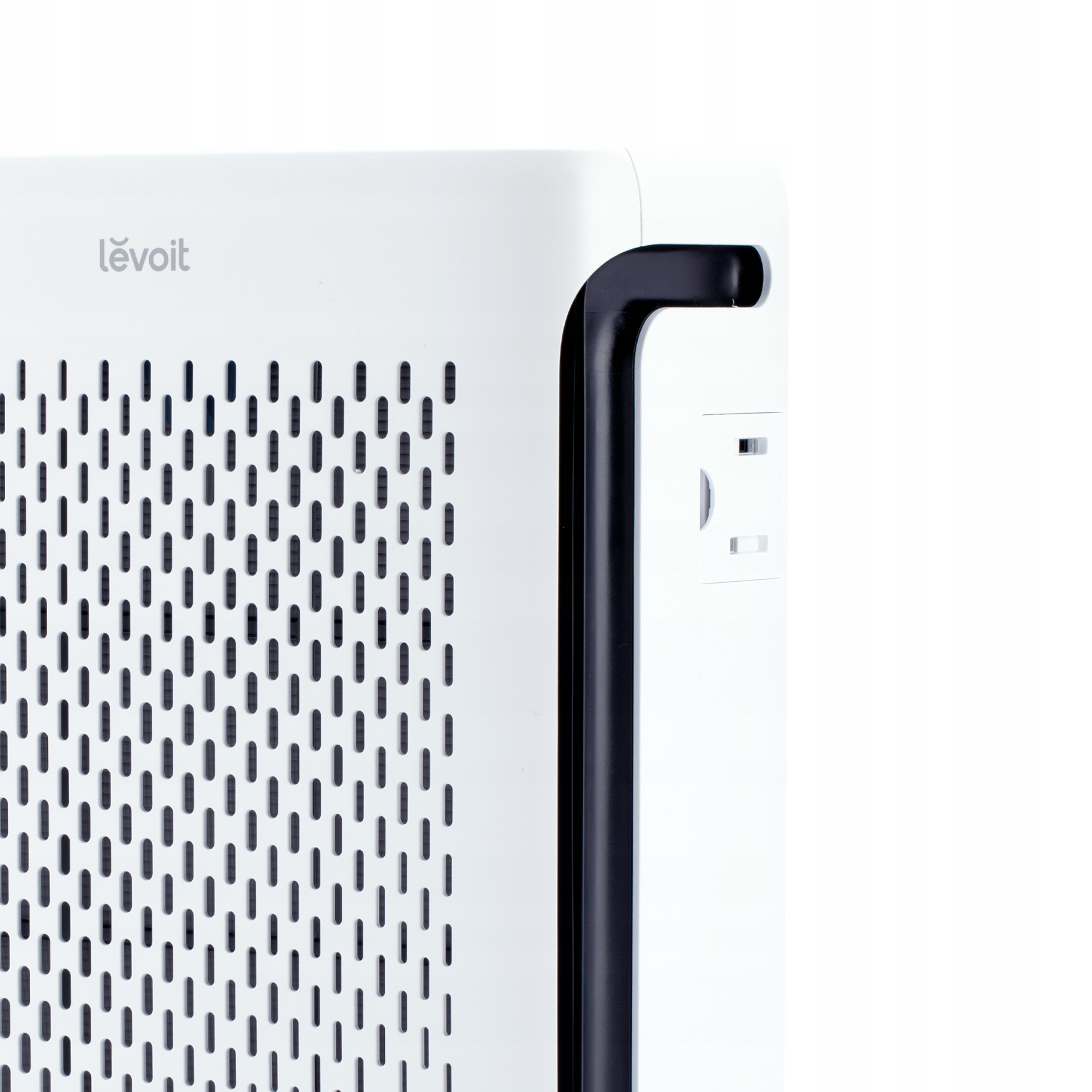 Zbliżenie boku białego oczyszczacza powietrza z czarnym uchwytem i otworami wentylacyjnymi.