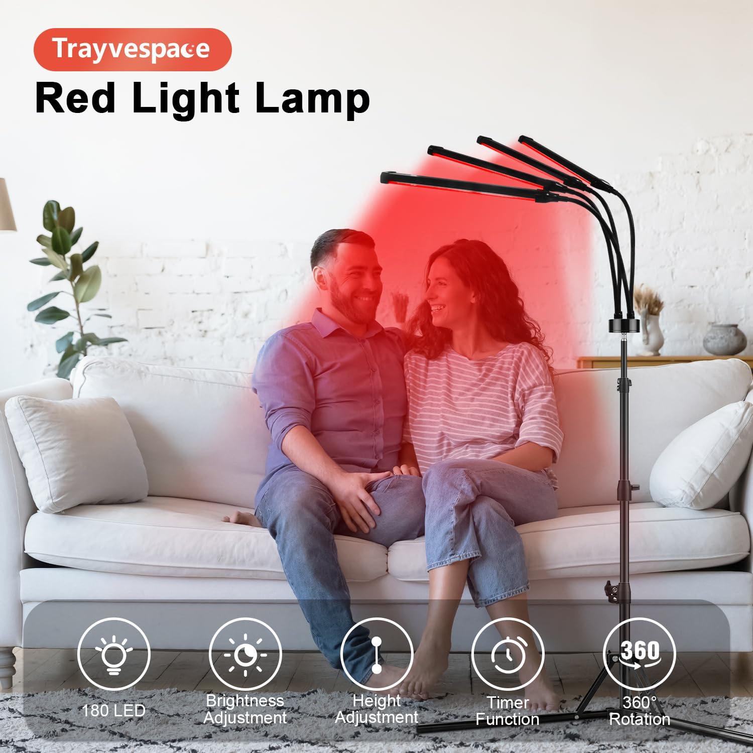 Ein Paar auf dem Sofa mit einer Rotlichtlampe. Die Lampe hat mehrere Rotlichtpaneele. Darunter Symbole.