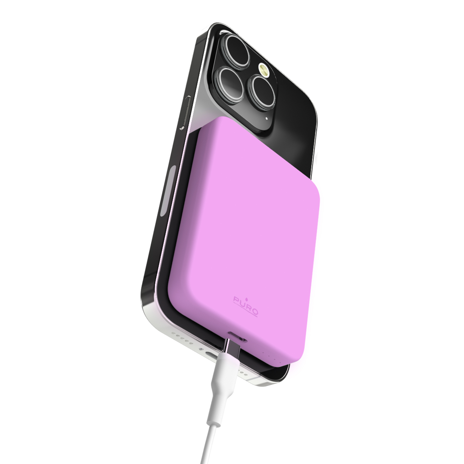 Ein Telefon mit einer transparenten Hülle und einem lila MagSafe-Akkupack wird vor einem weißen Hintergrund aufgeladen, wobei Zubehör gezeigt wird.